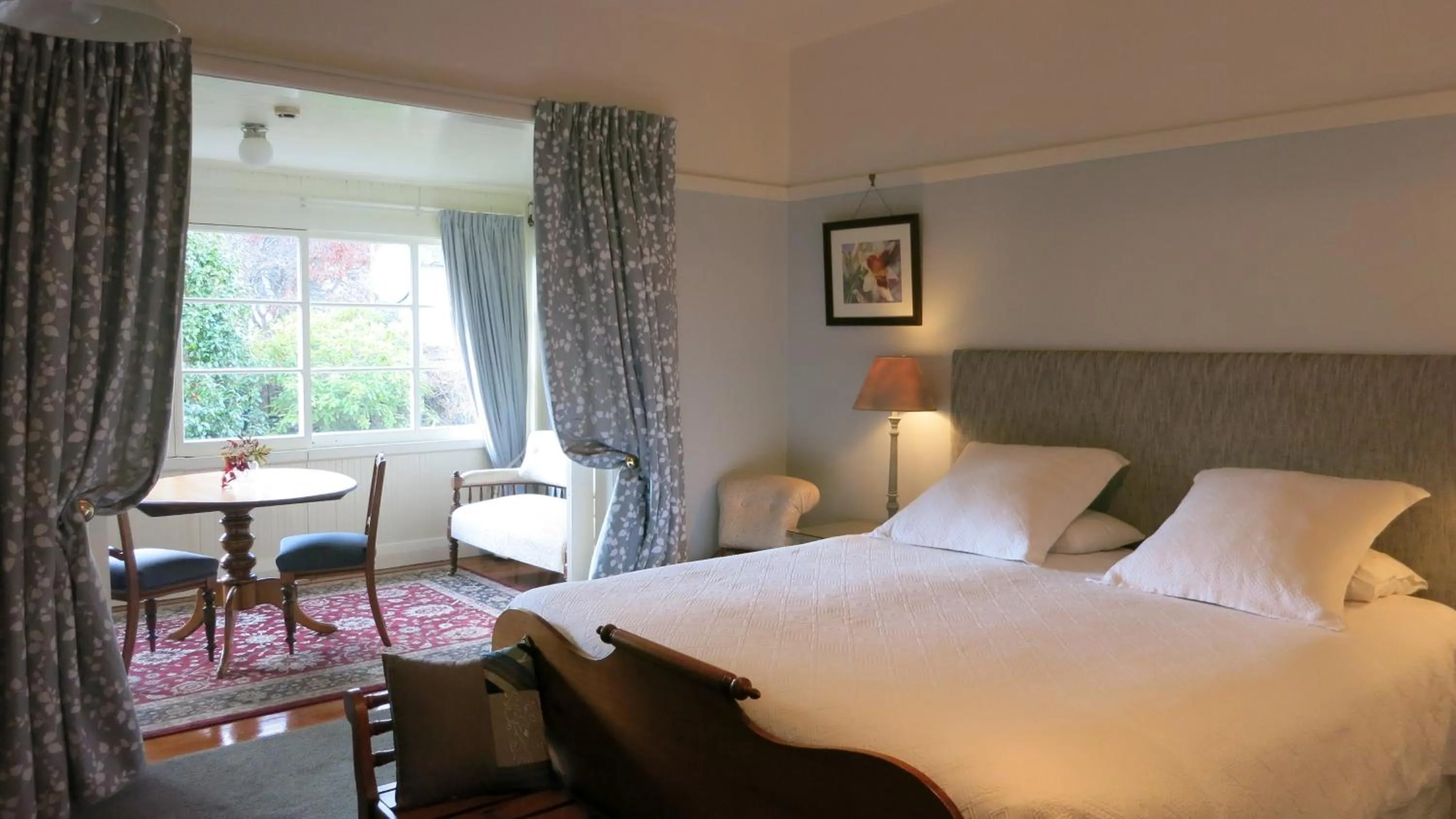 Photo of the whole room, Bed in Cheltenham House