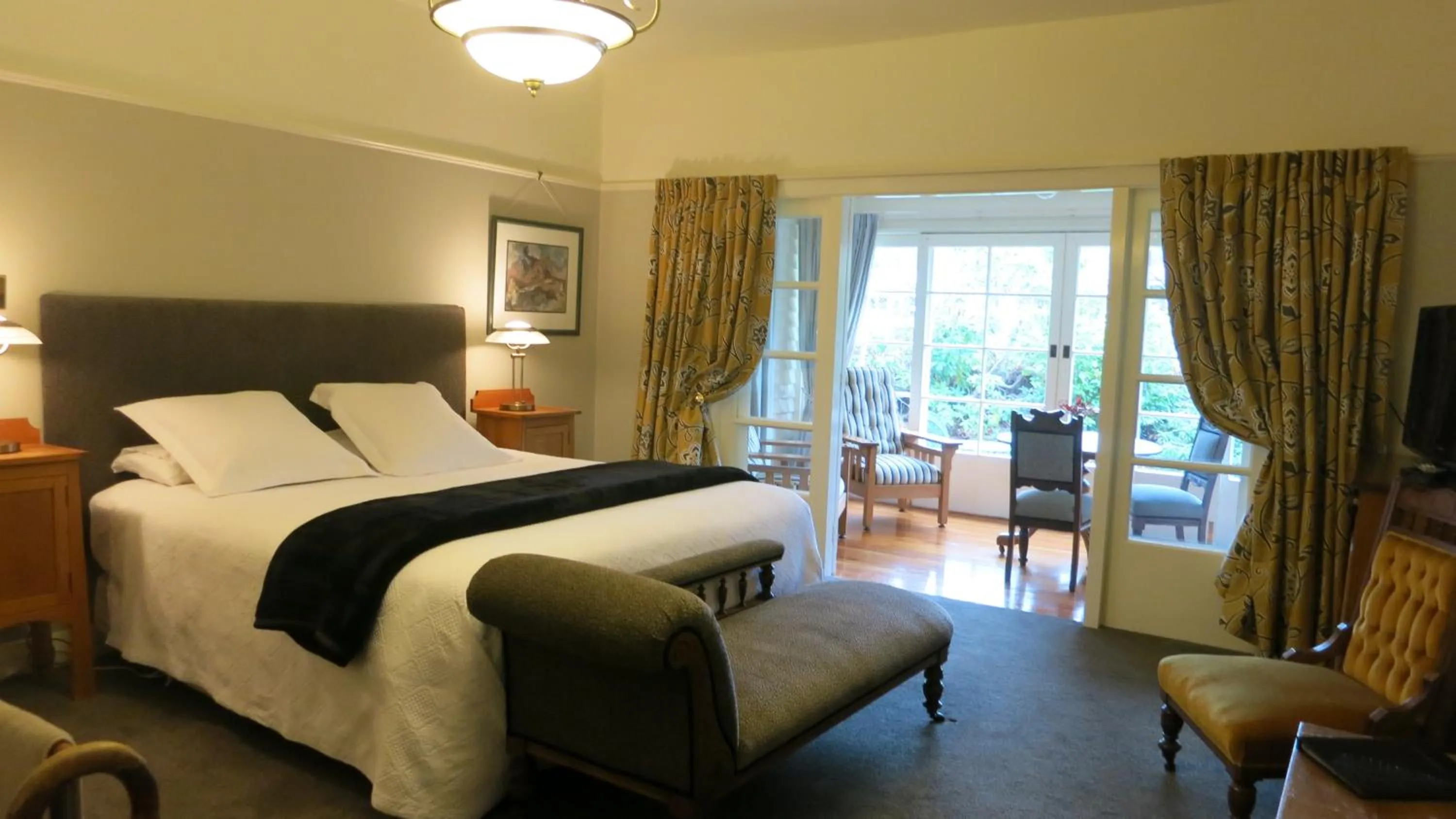 Photo of the whole room, Bed in Cheltenham House