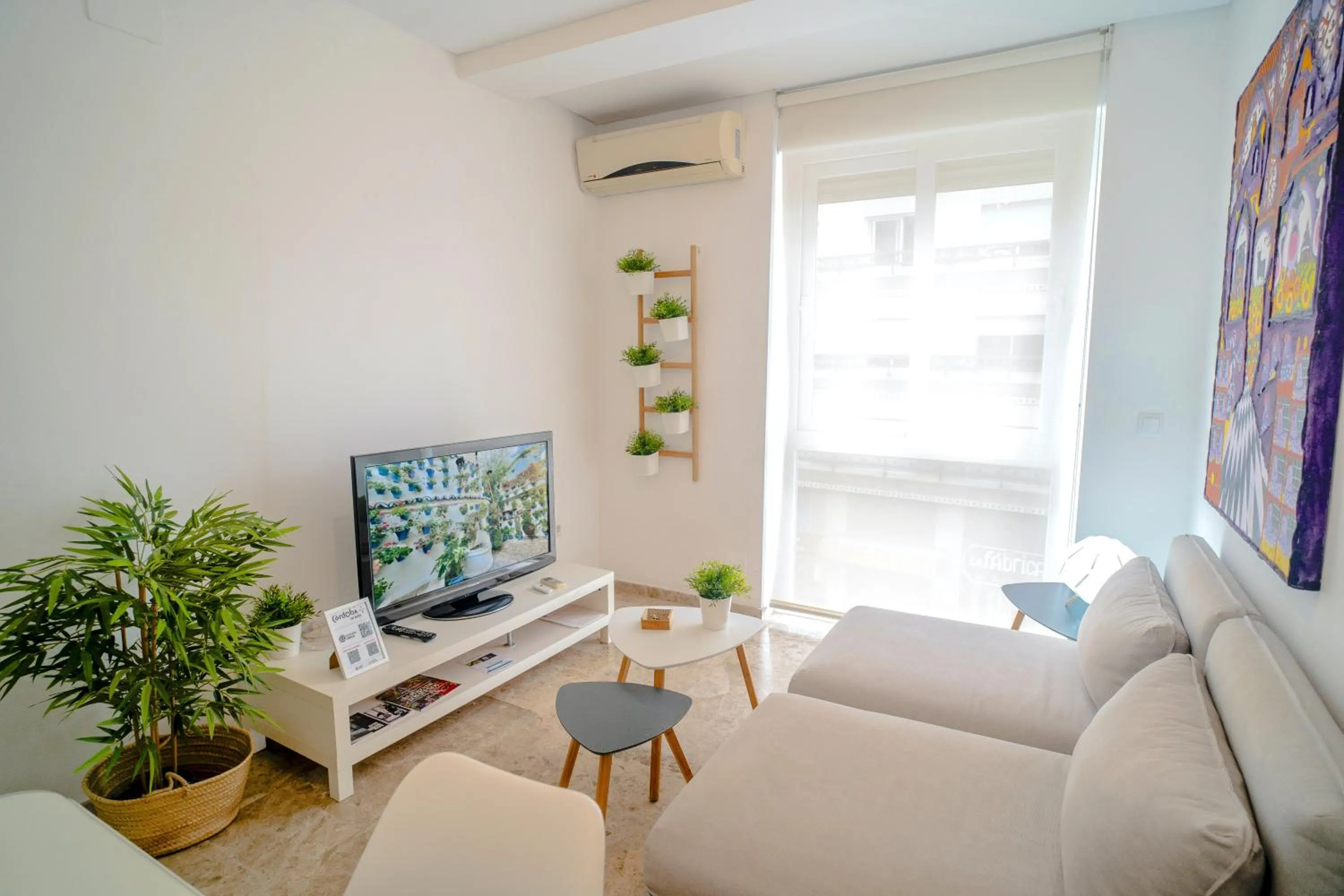 Communal lounge/ TV room in Azhar Suites
