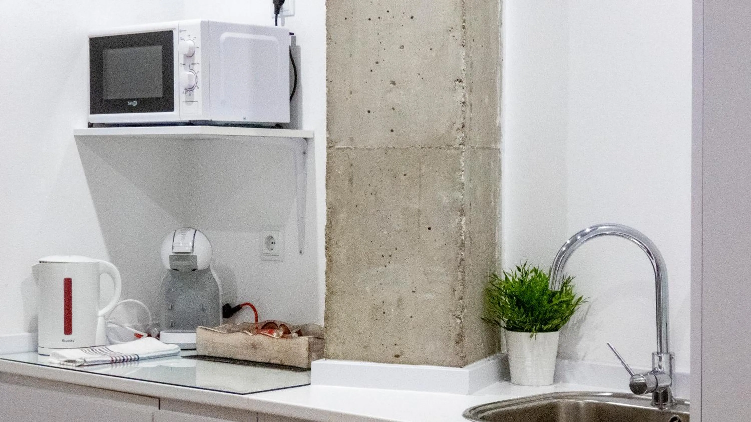 Coffee/tea facilities in Azhar Suites