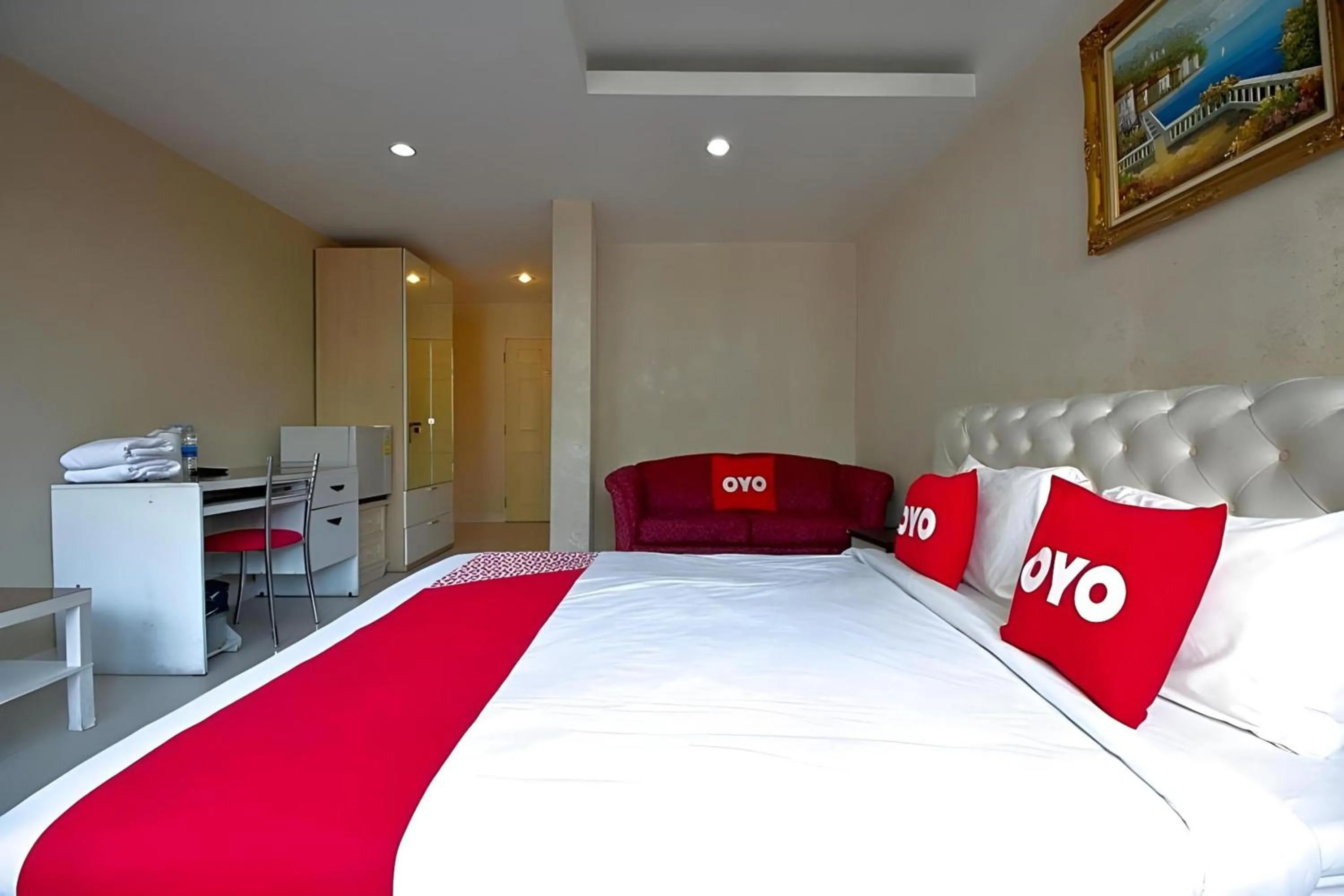 Photo of the whole room, Bed in Diamond Residence Silom