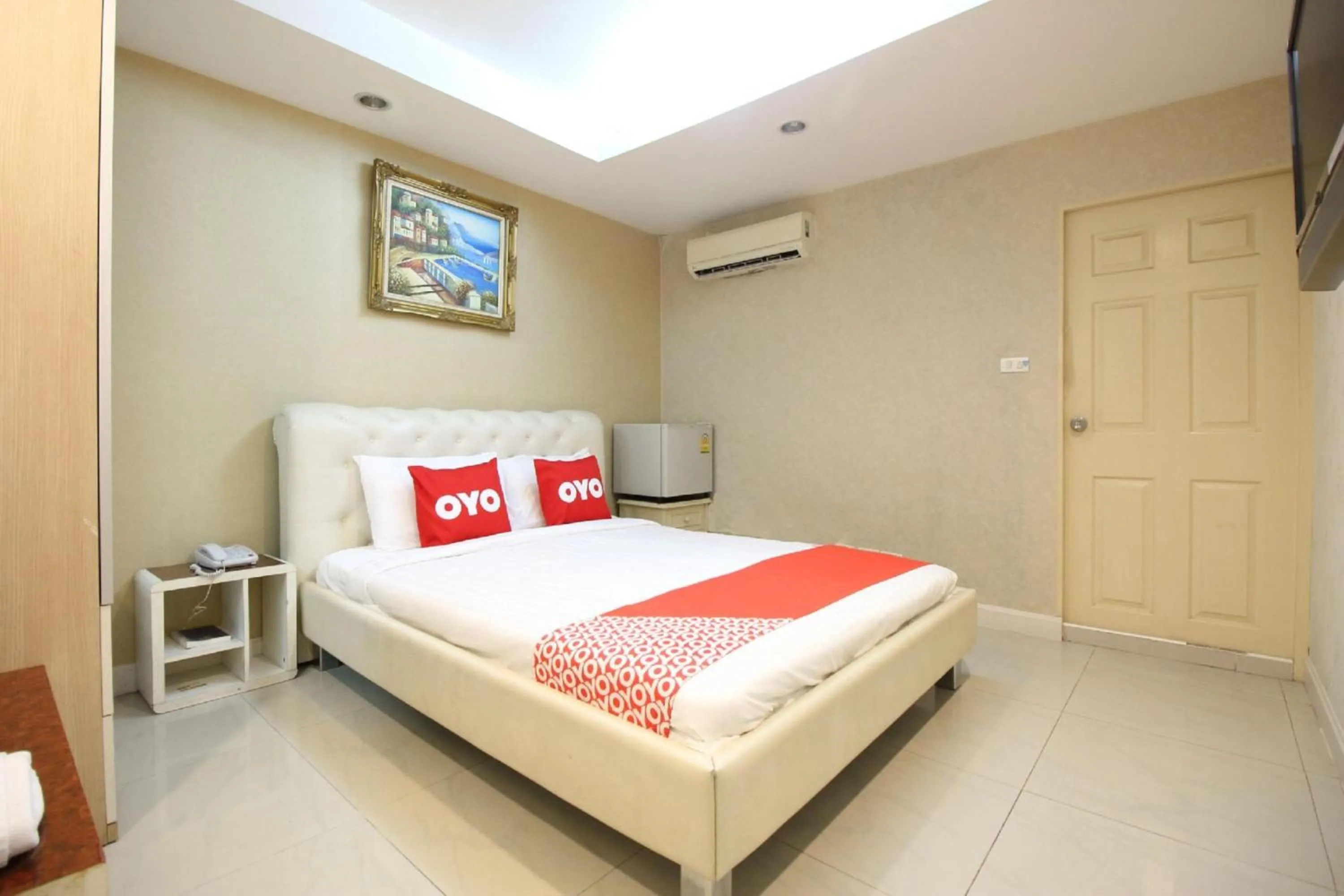 Bedroom, Bed in Diamond Residence Silom