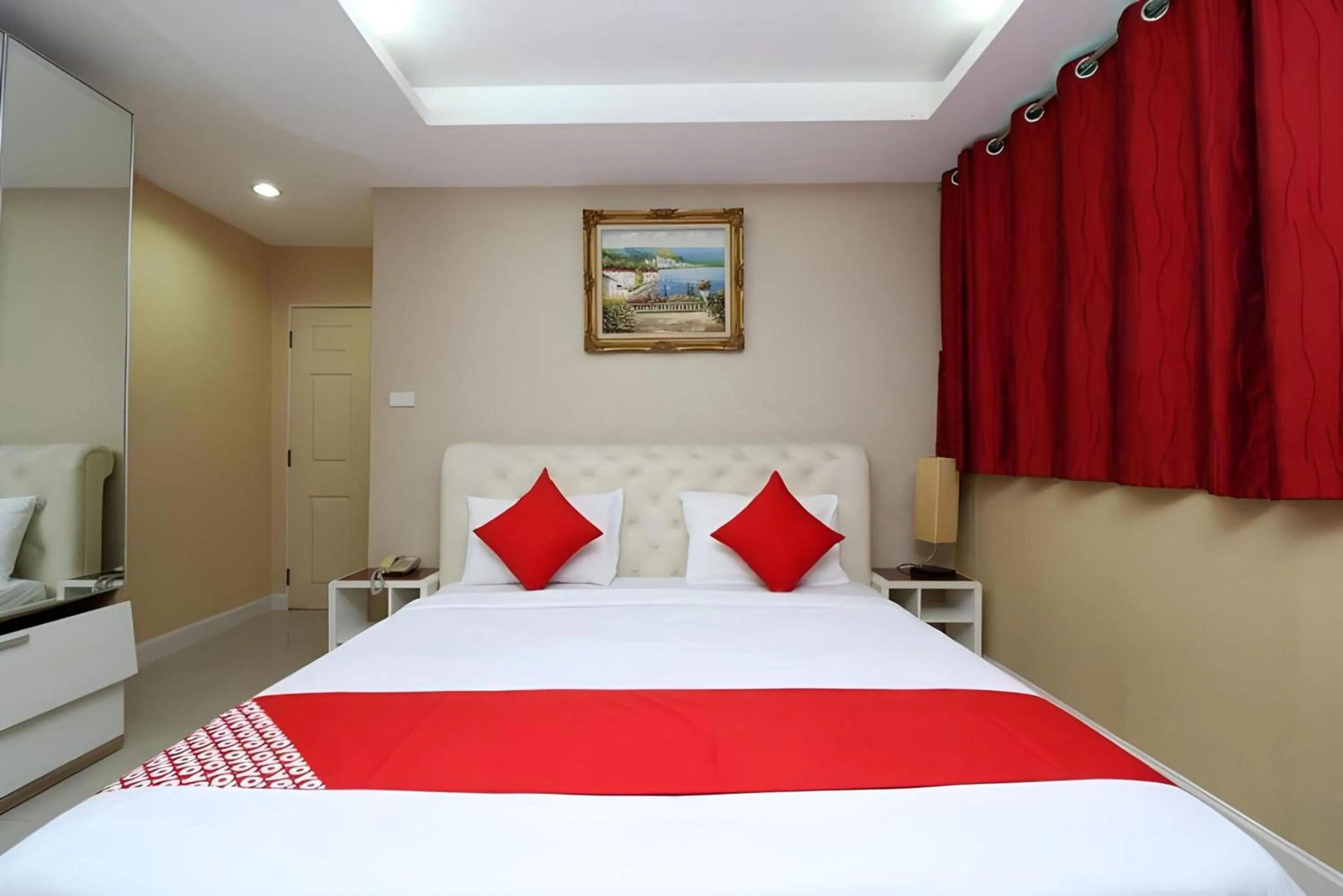Bedroom, Bed in Diamond Residence Silom