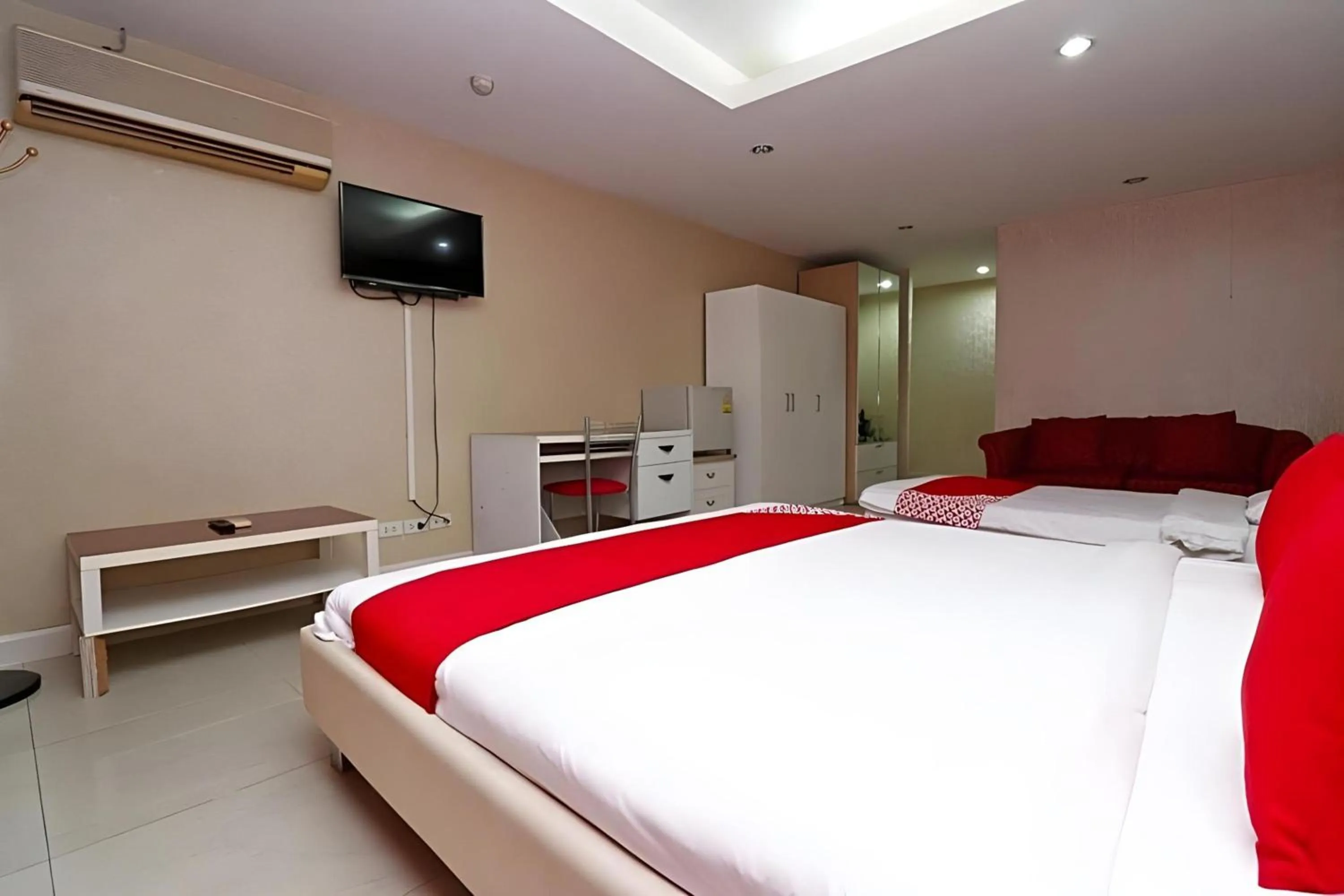 Bedroom, Bed in Diamond Residence Silom