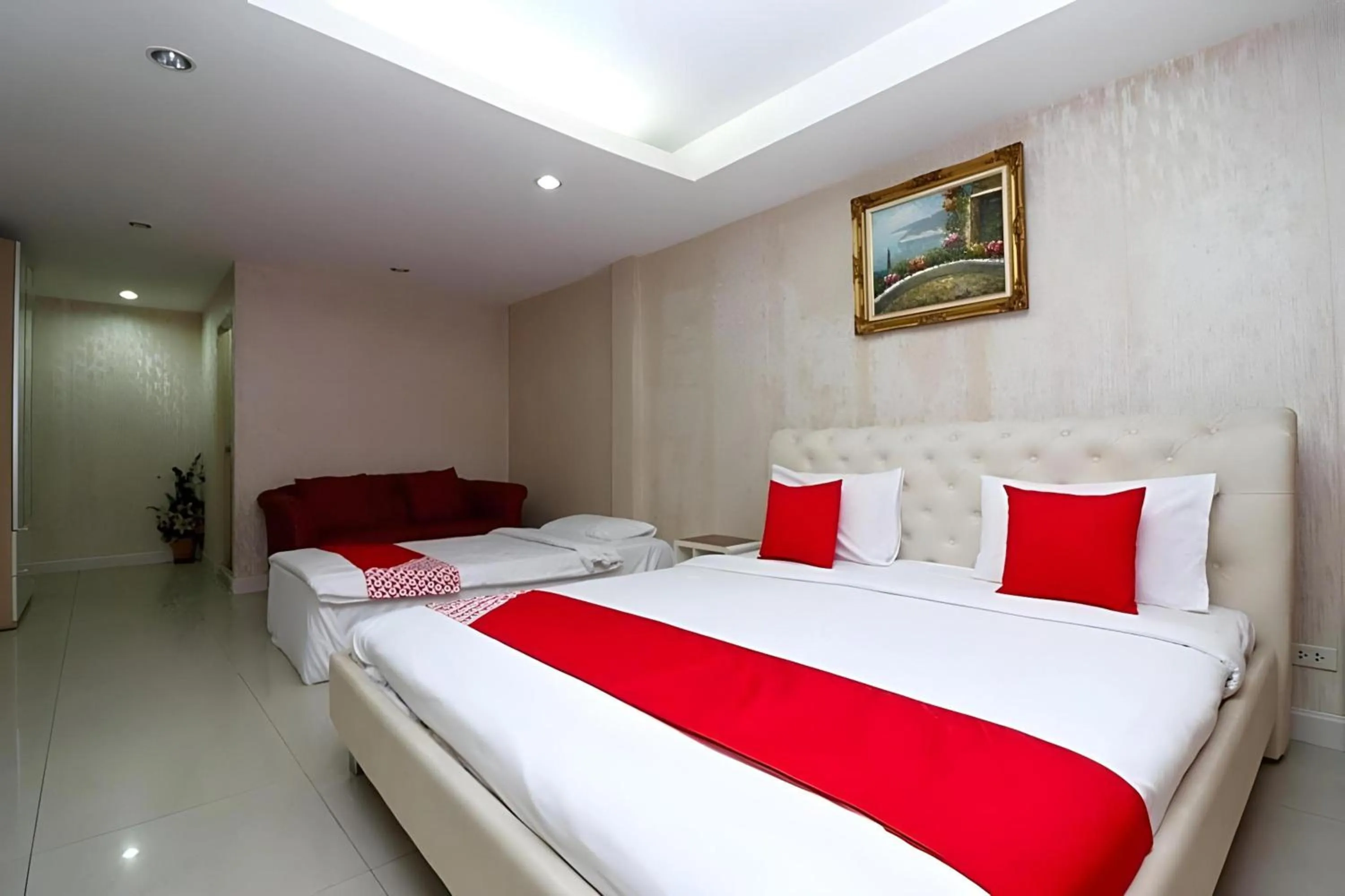 Photo of the whole room, Bed in Diamond Residence Silom