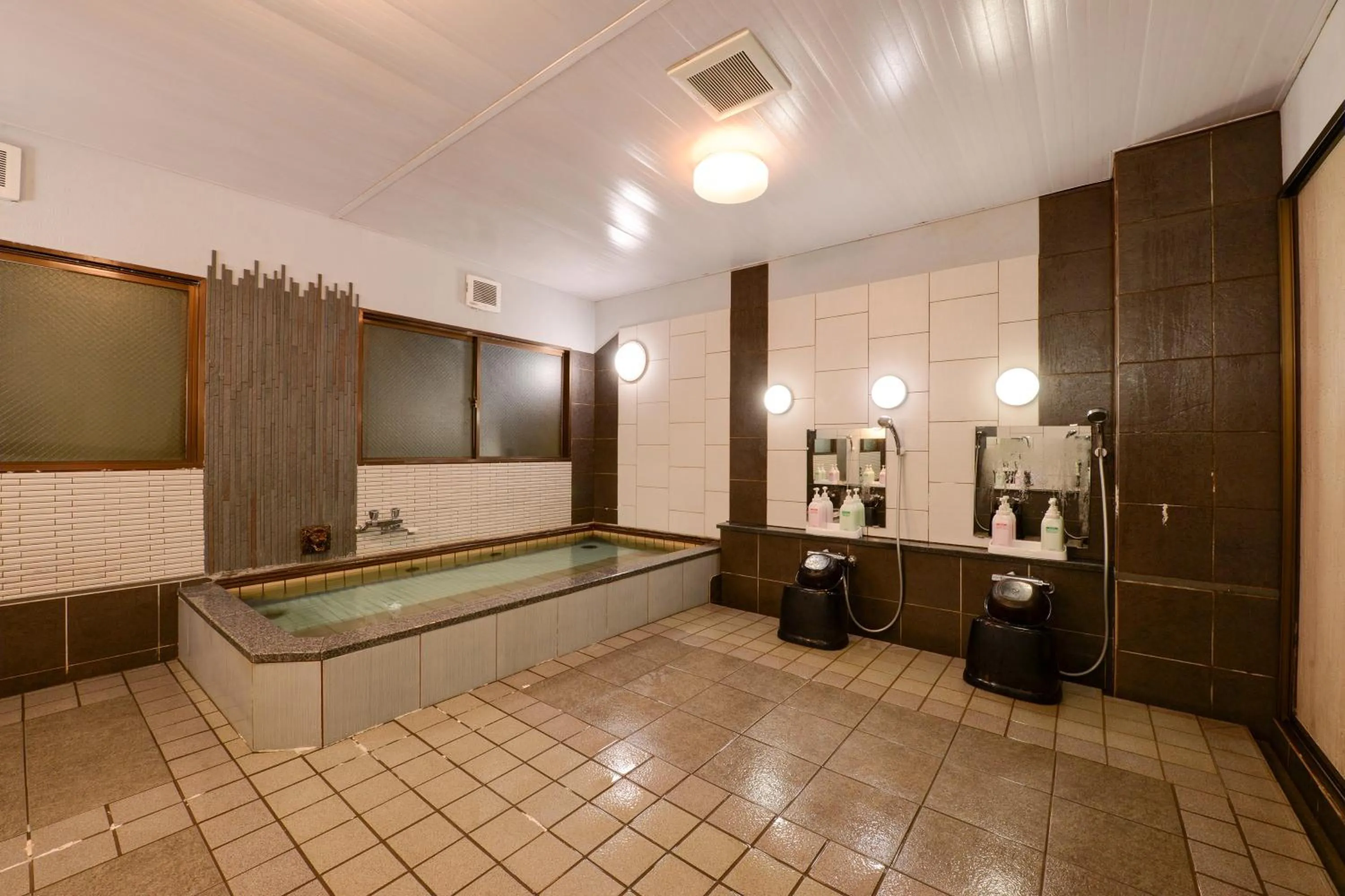 Public Bath in Hotel Oumiya