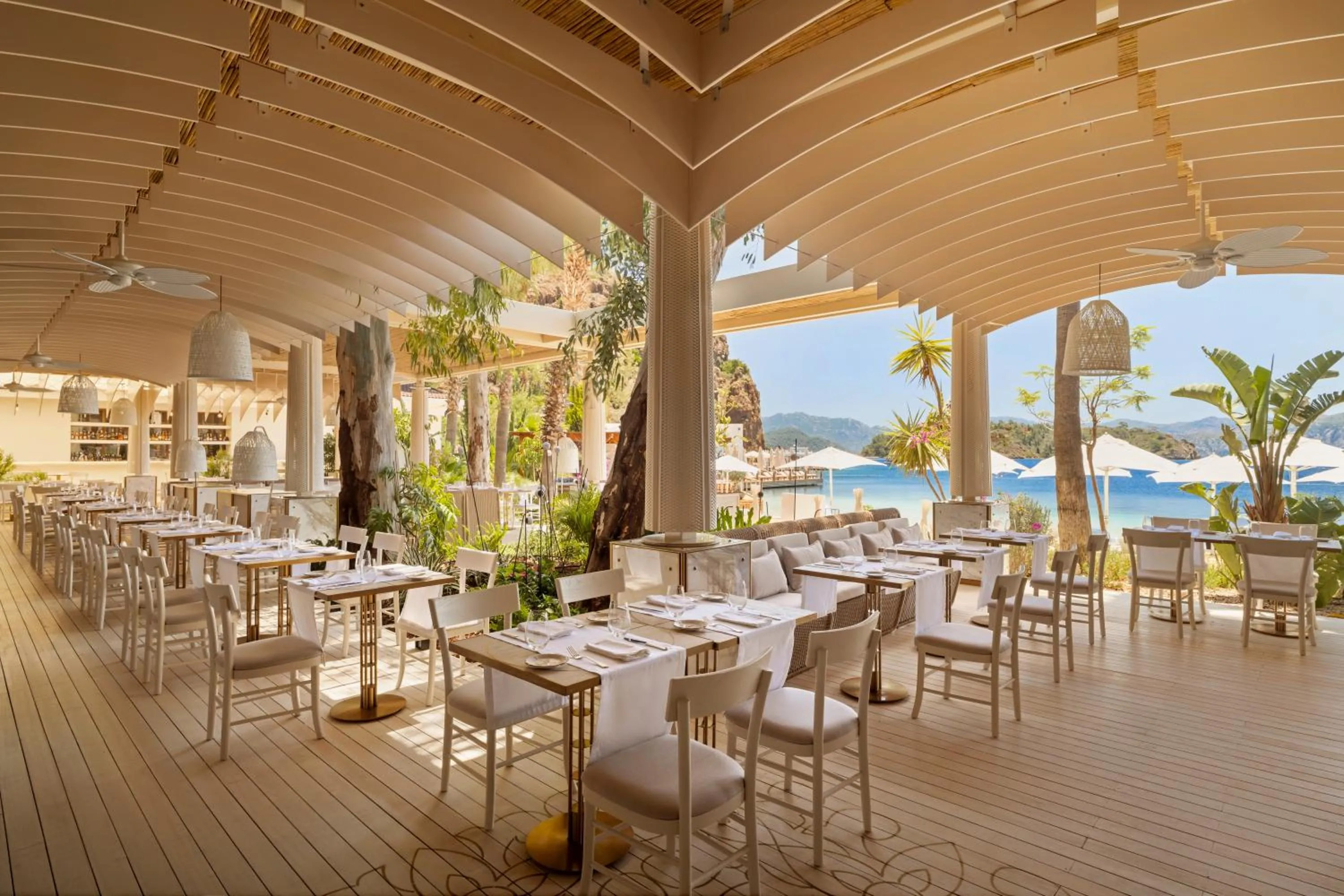 Restaurant/places to eat in D Maris Bay