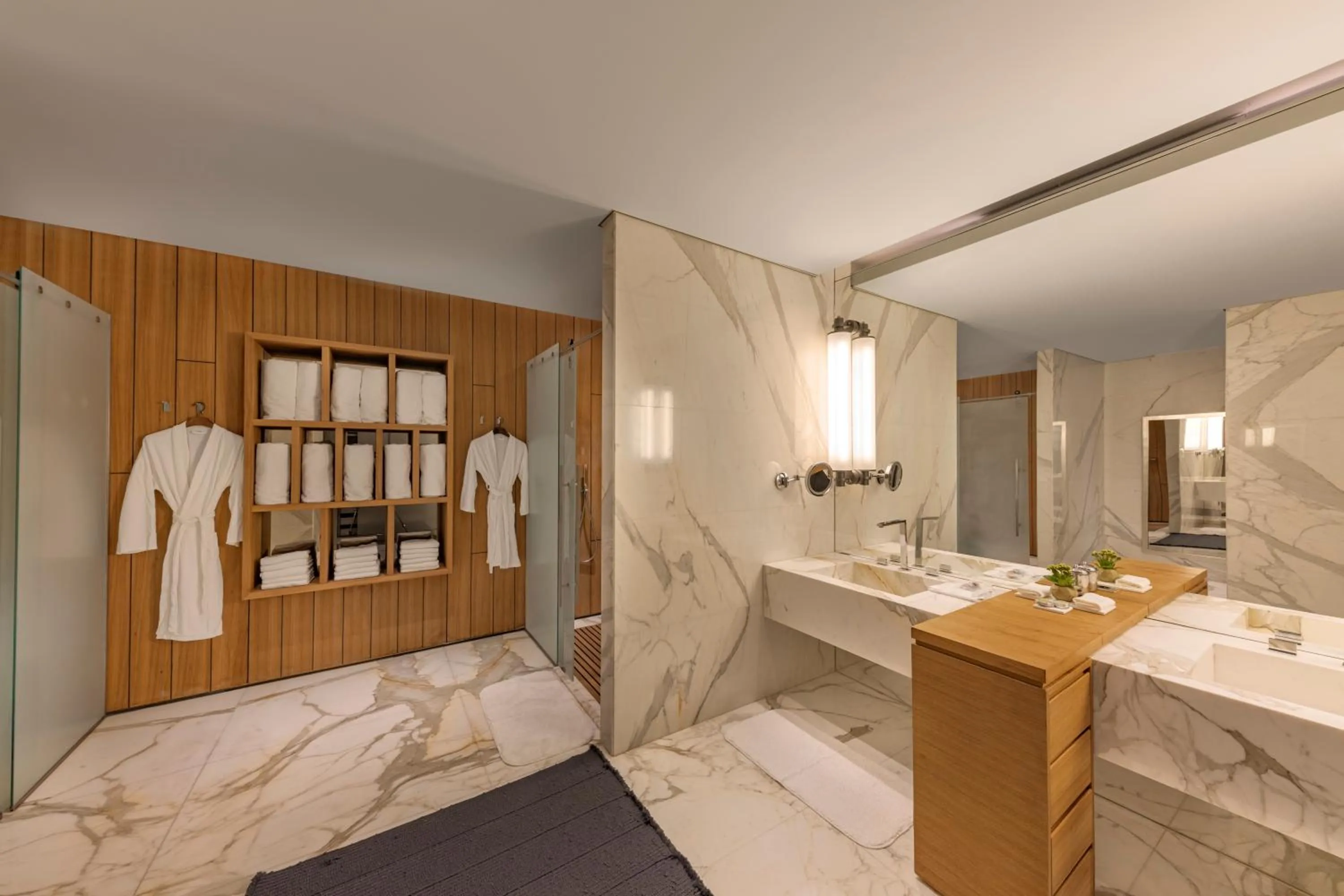 Shower, Bed in D Maris Bay