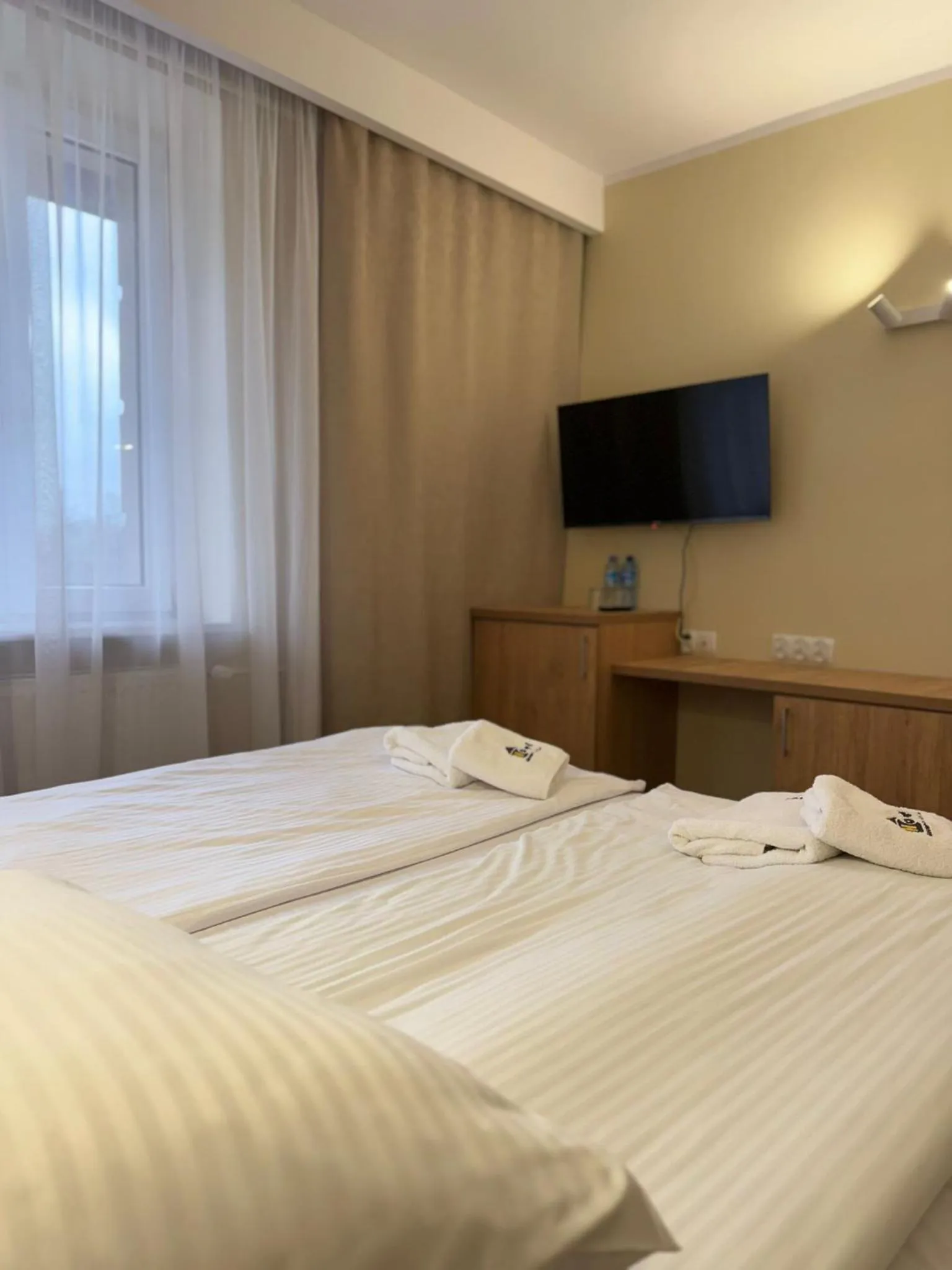 Communal lounge/ TV room, Bed in Hotel TM