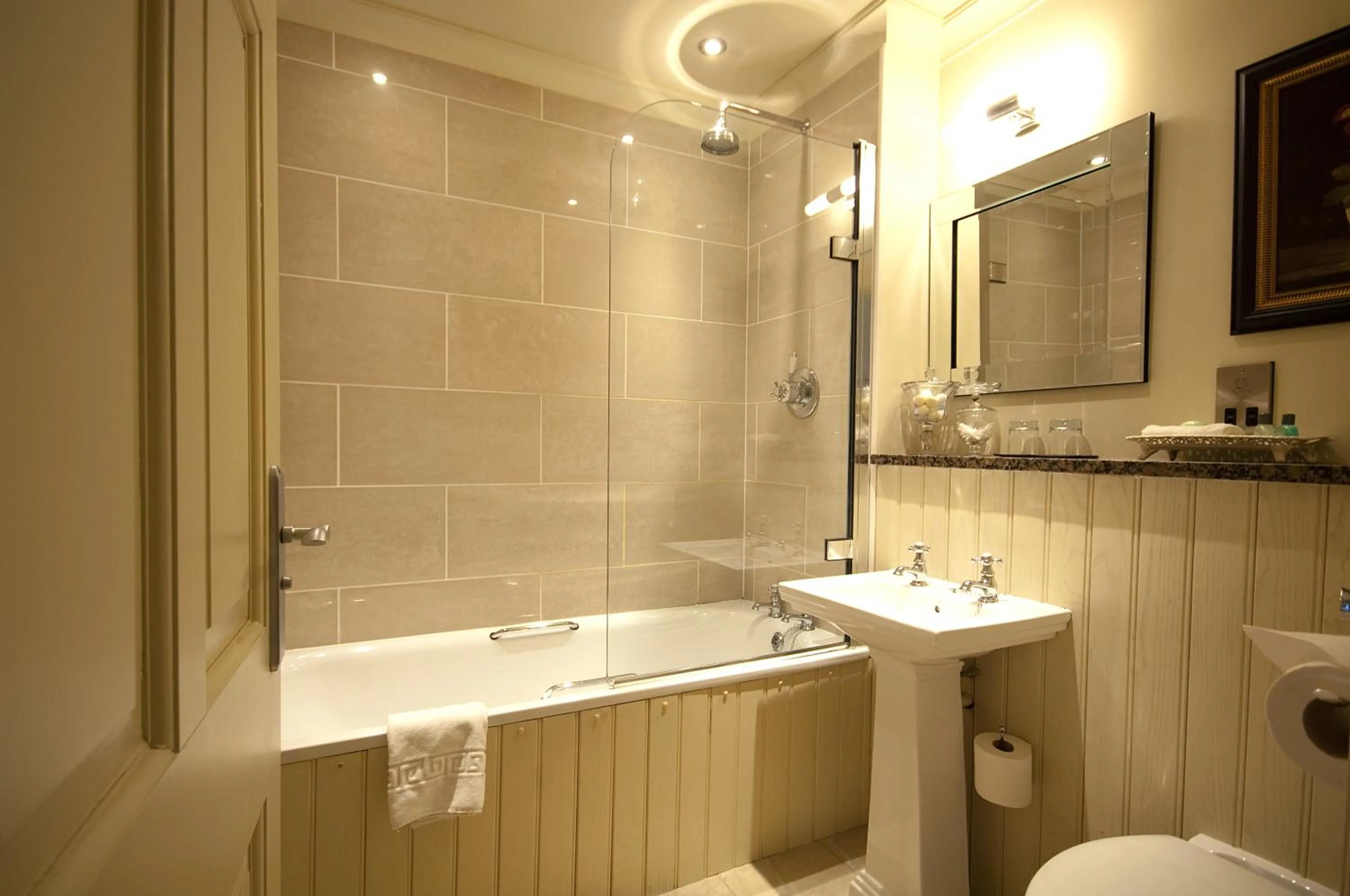 Bathroom in Whitley Hall Hotel
