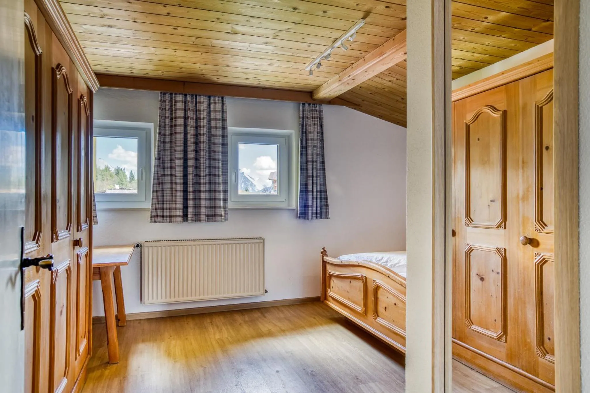 wardrobe, Bed in Boutiquehotel ZOMM in Seefeld