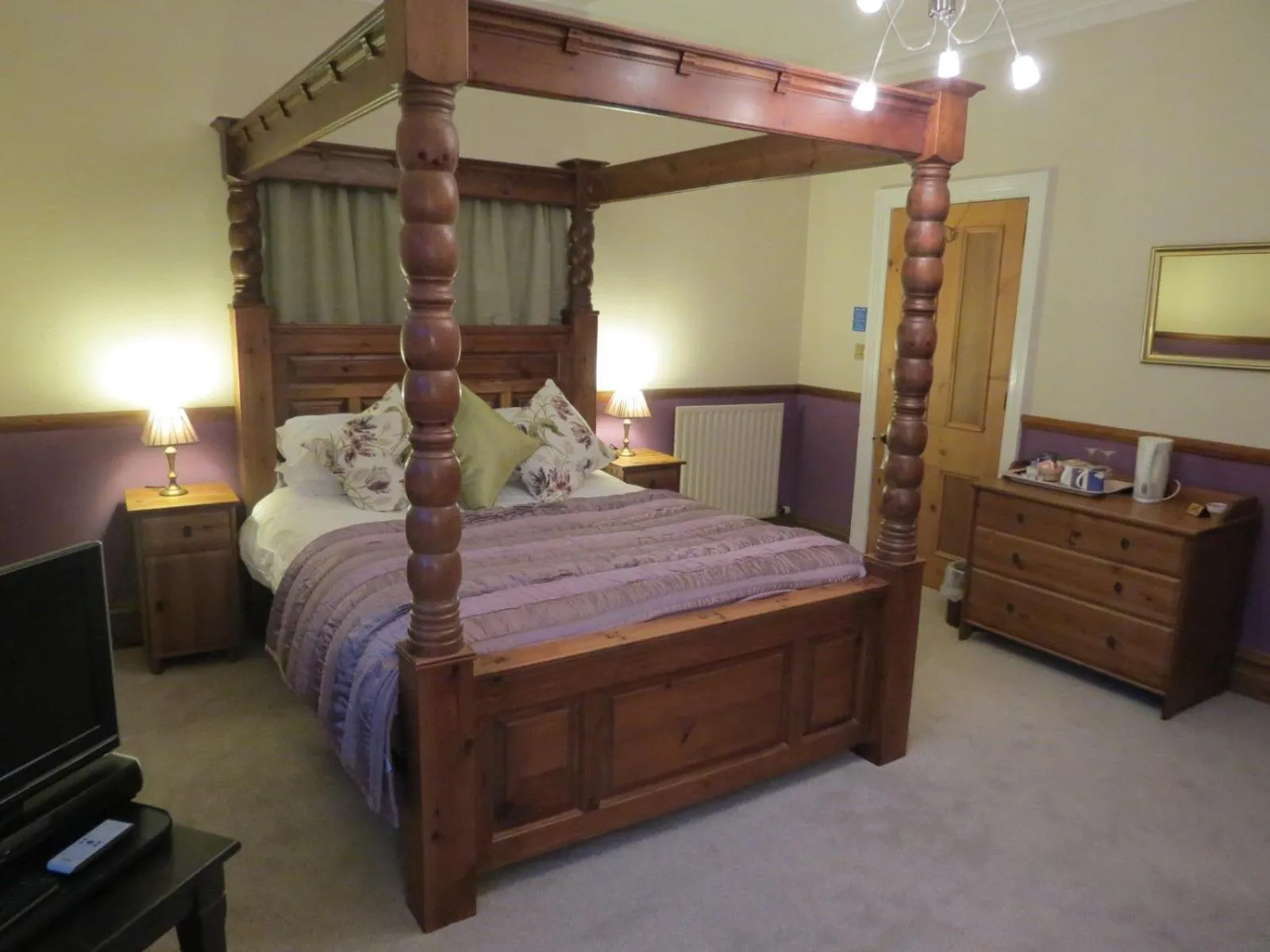 Photo of the whole room in Laurel Cottage