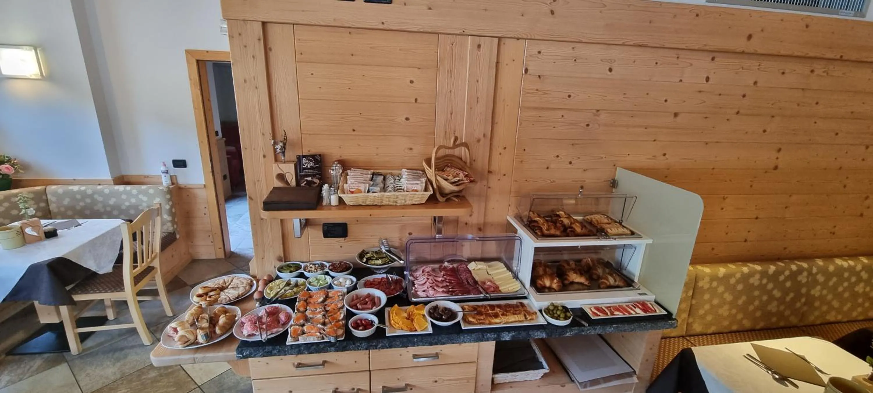 Breakfast in Hotel Garni My Ledro
