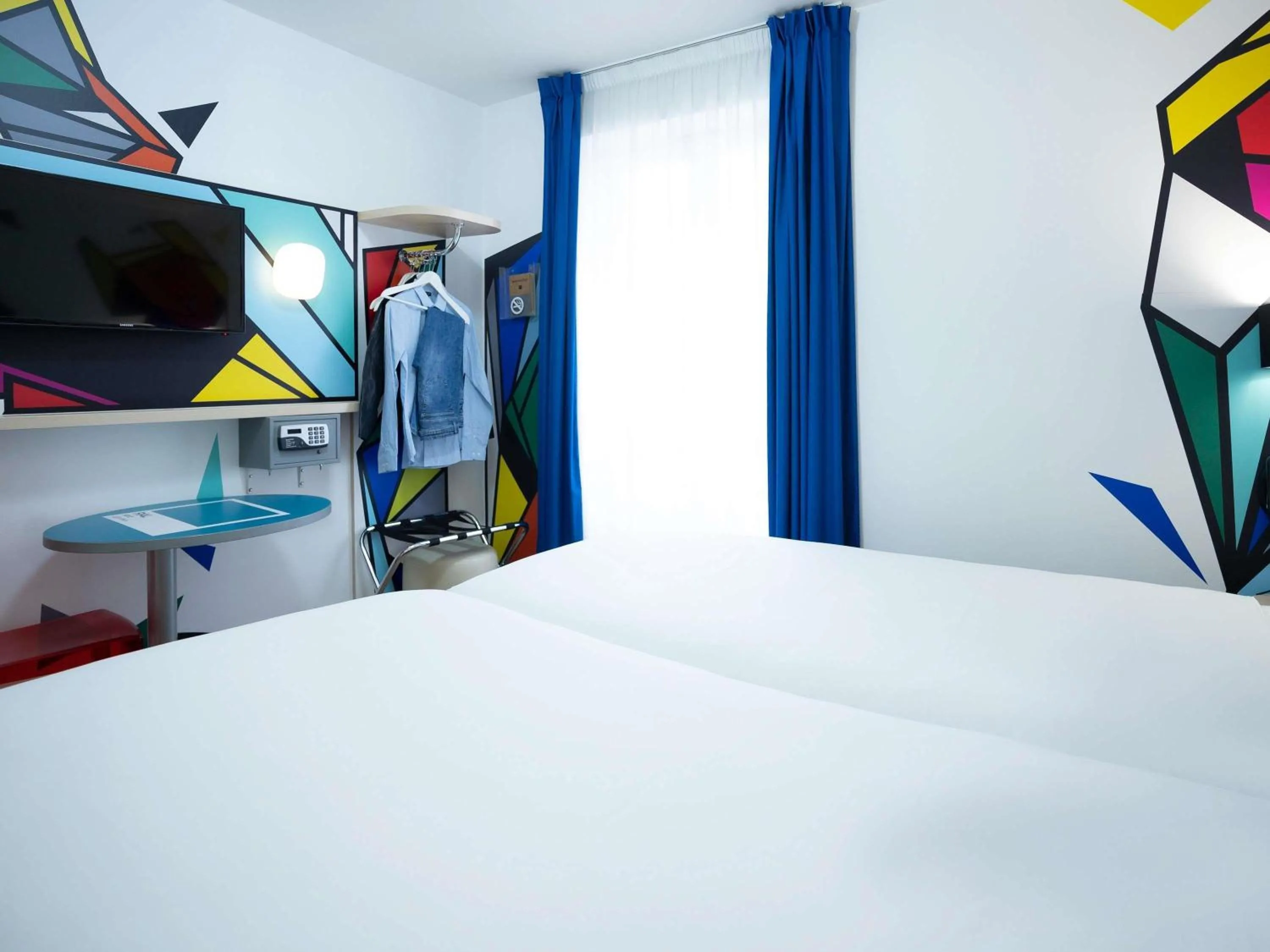 Bedroom, Bed in ibis Styles Paris Maine Montparnasse