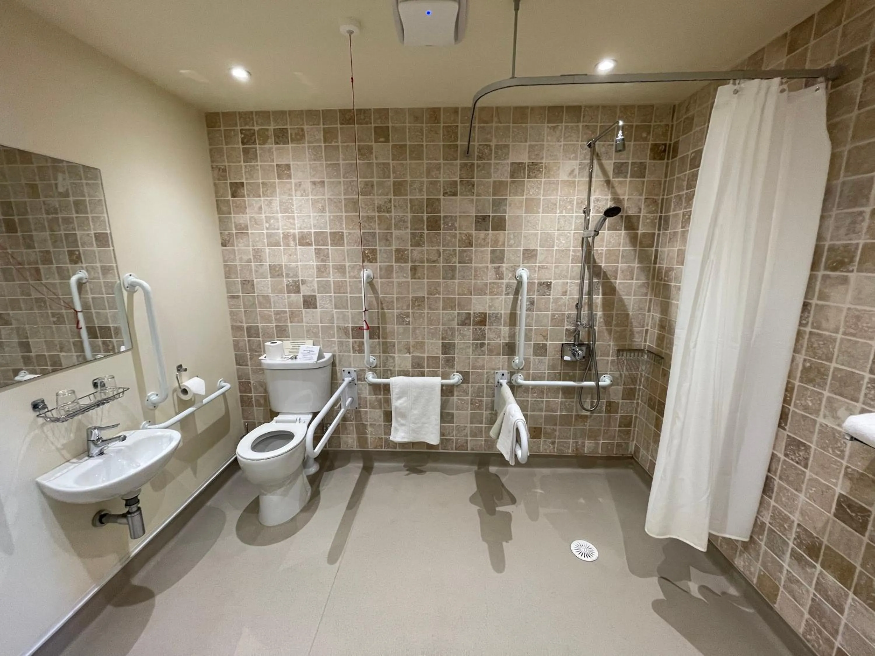 Shower in Comis Hotel & Golf Resort