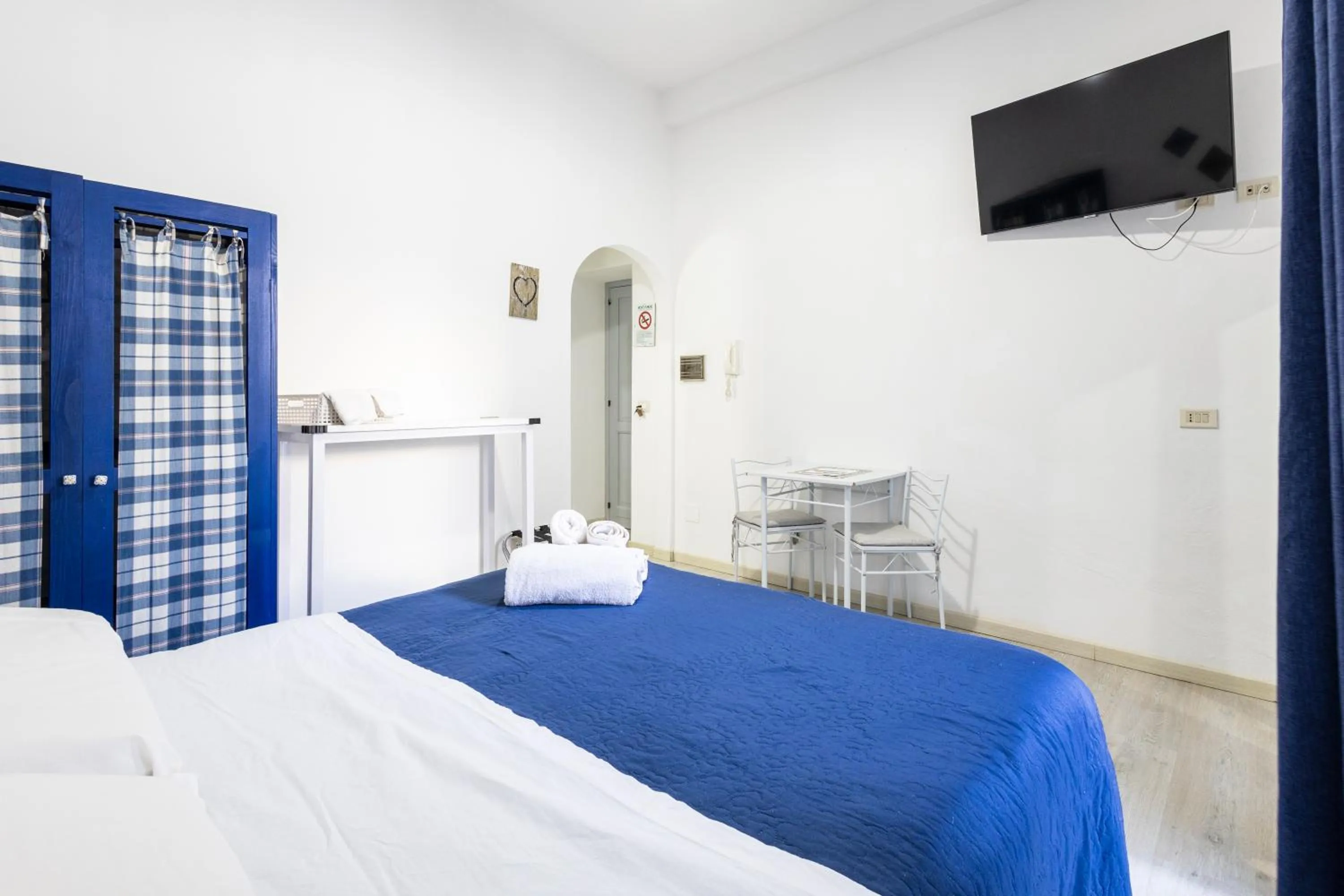 TV and multimedia, Bed in Lo Nardo Accommodation