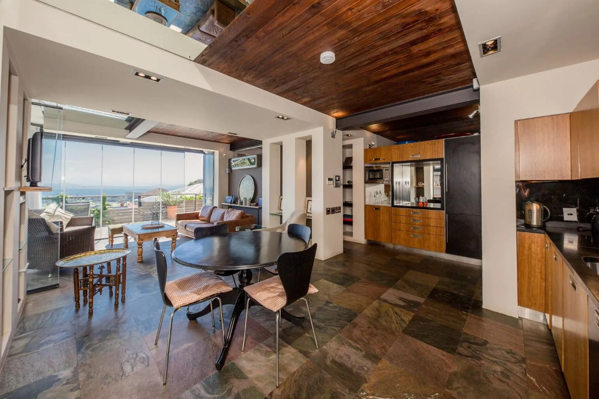Kitchen or kitchenette in Rhine Stone