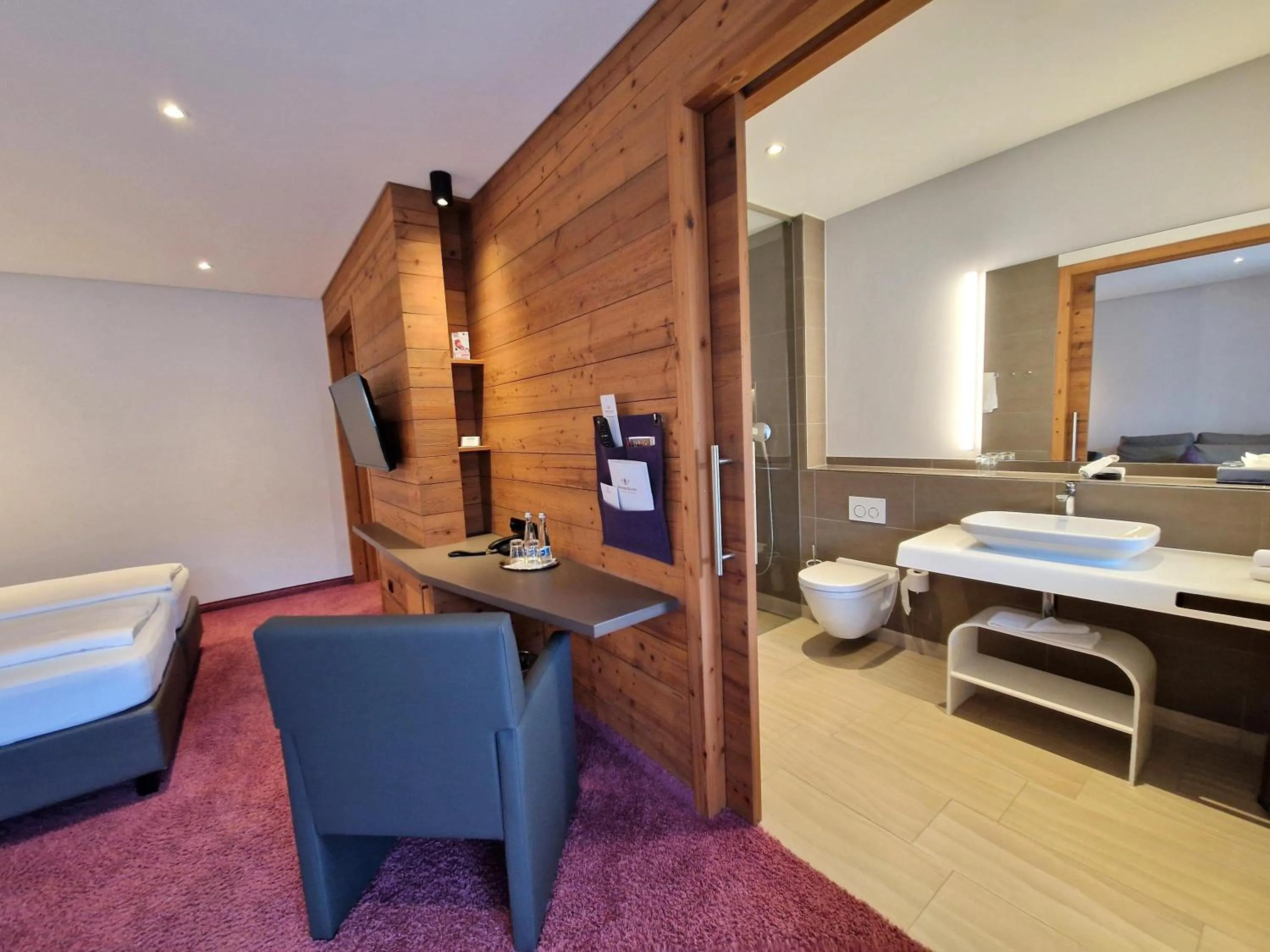 Bathroom, Bed in Mosers Blume Relax & Genuss Hotel