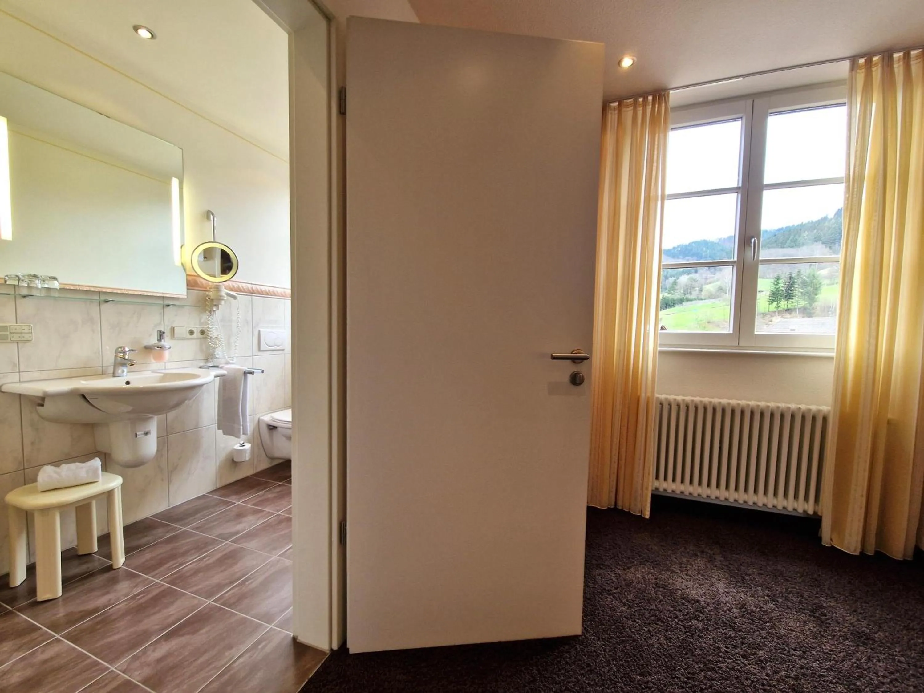 Bathroom in Mosers Blume Relax & Genuss Hotel