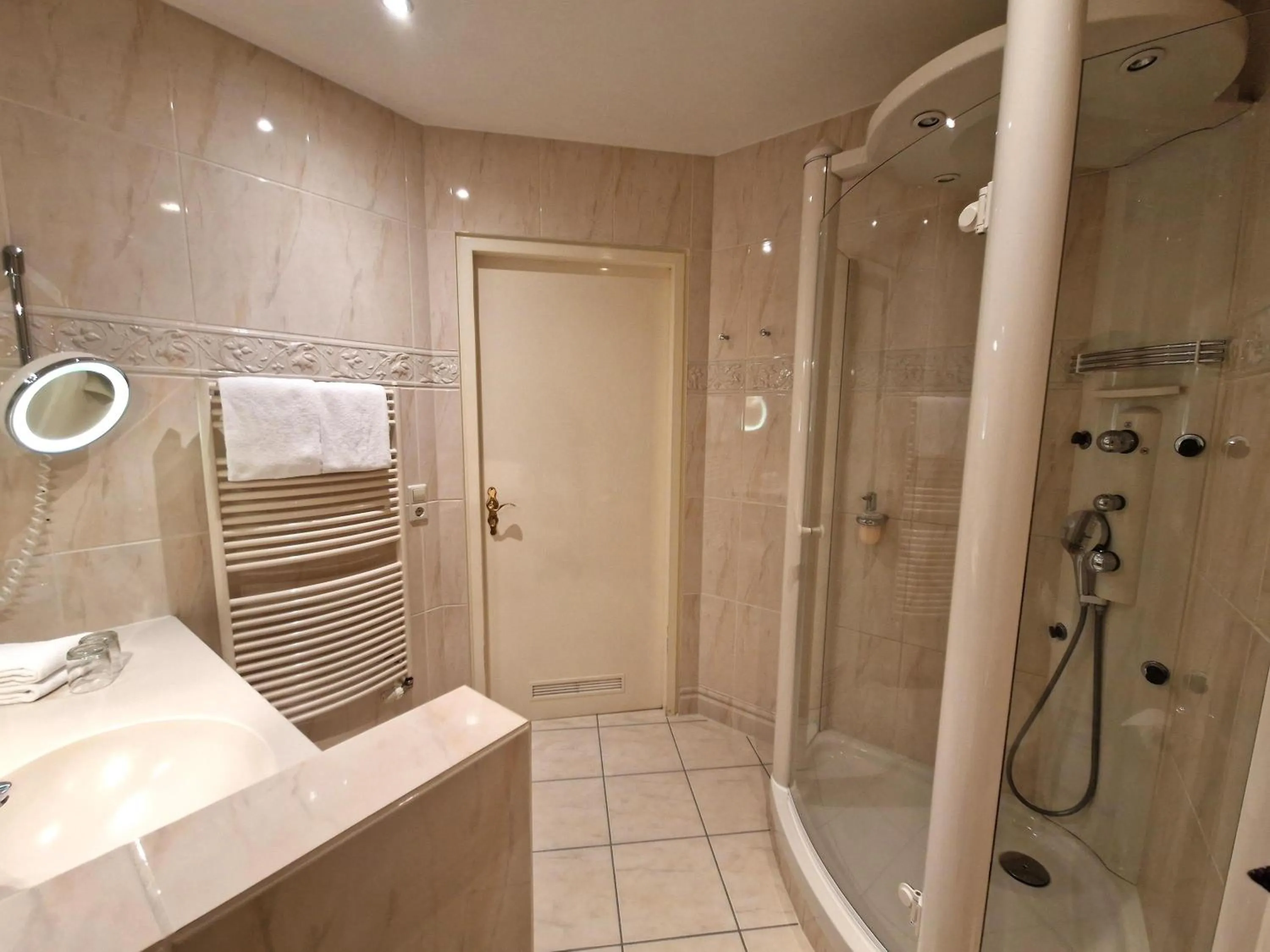 Shower in Mosers Blume Relax & Genuss Hotel