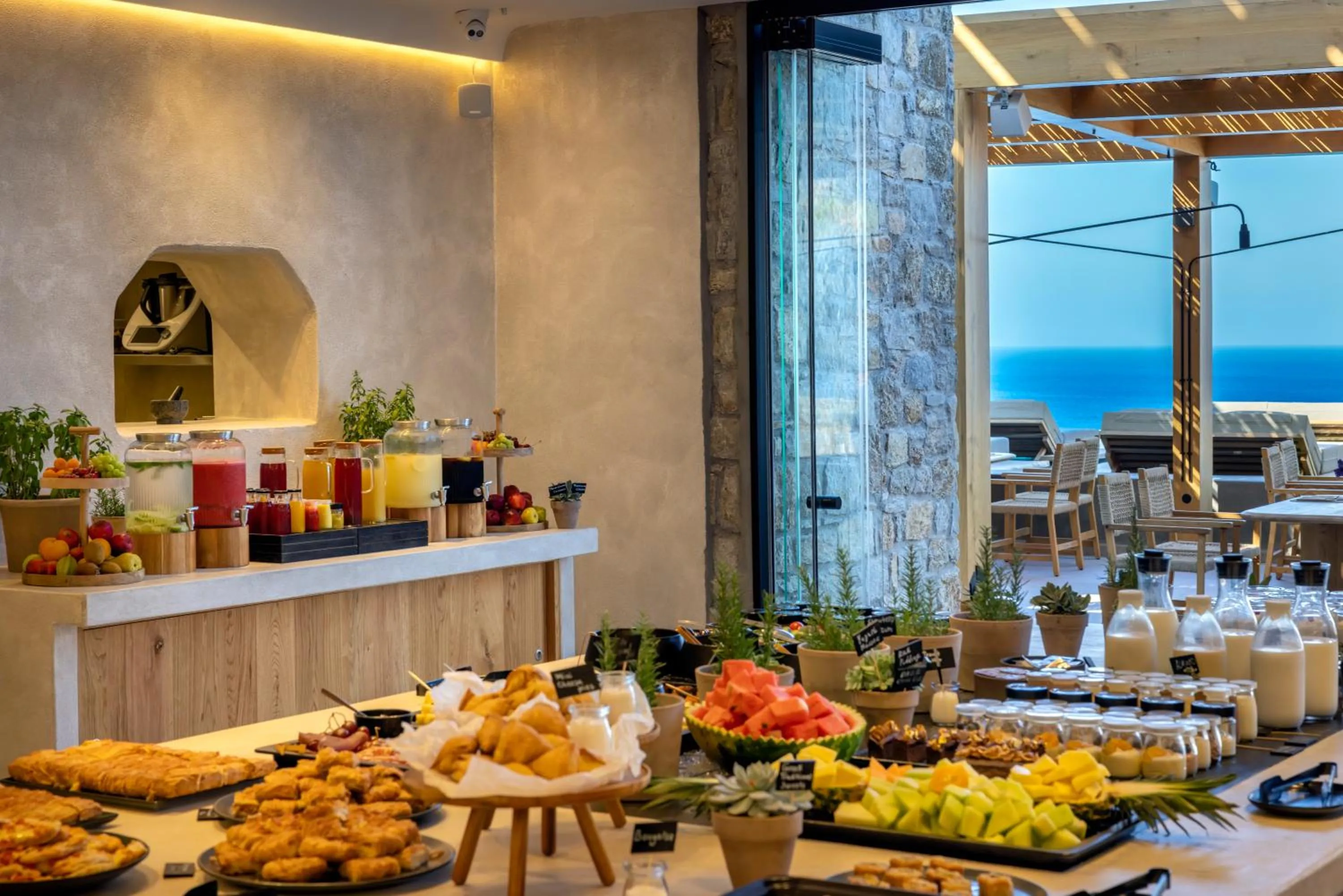 Food and drinks in Tropicana Hotel , Suites & Villas Mykonos