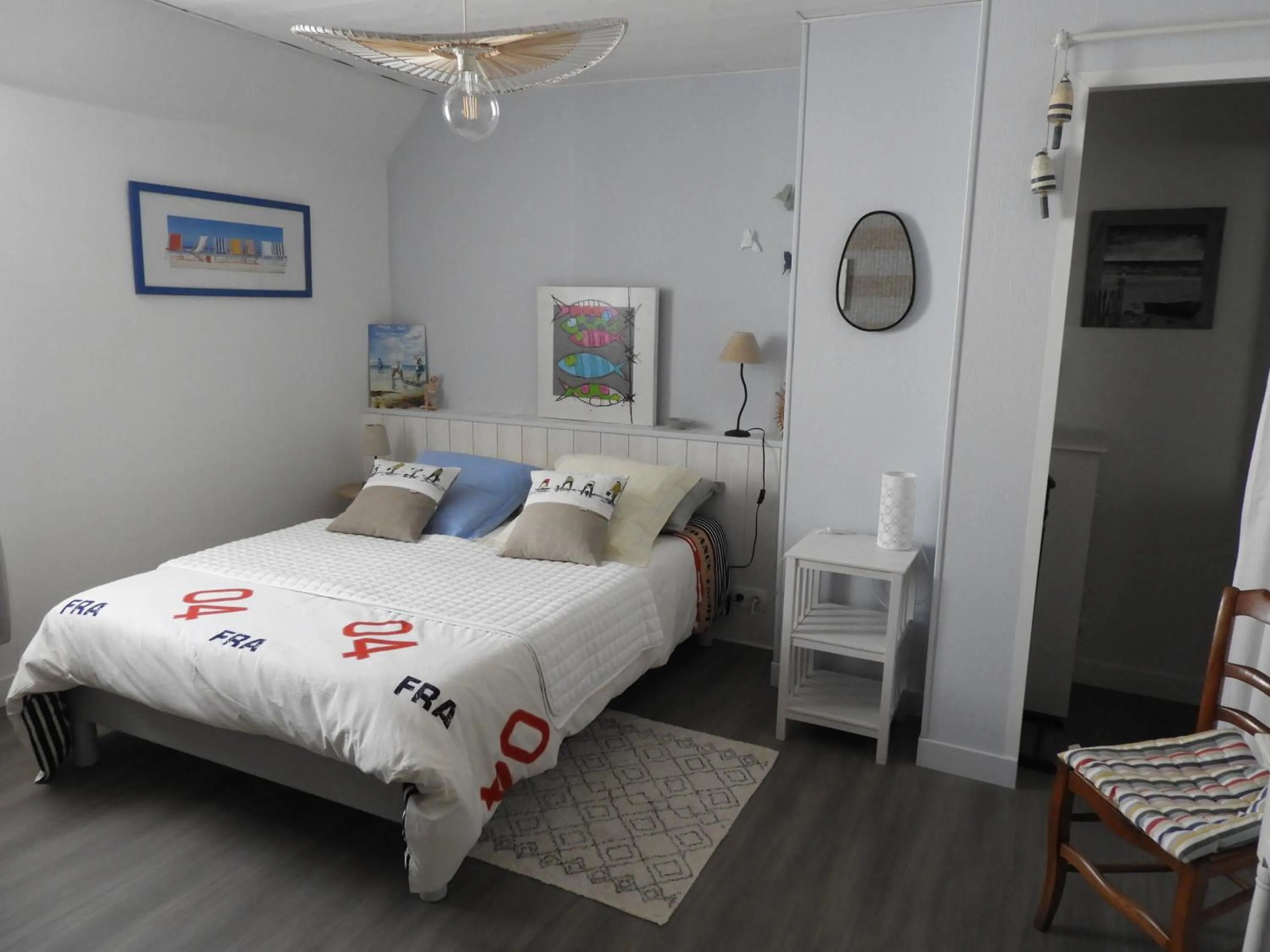 Photo of the whole room, Bed in les volets bleus