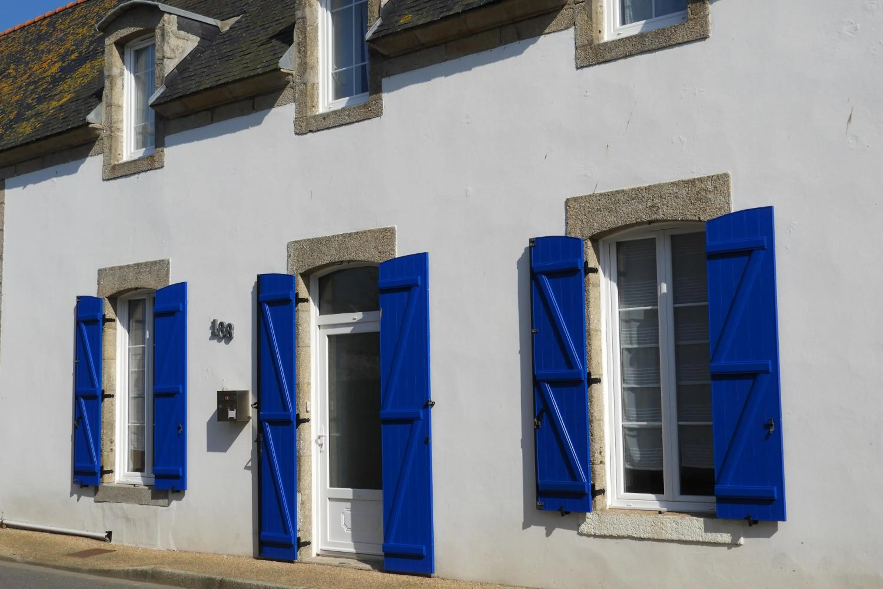 Facade/entrance in les volets bleus