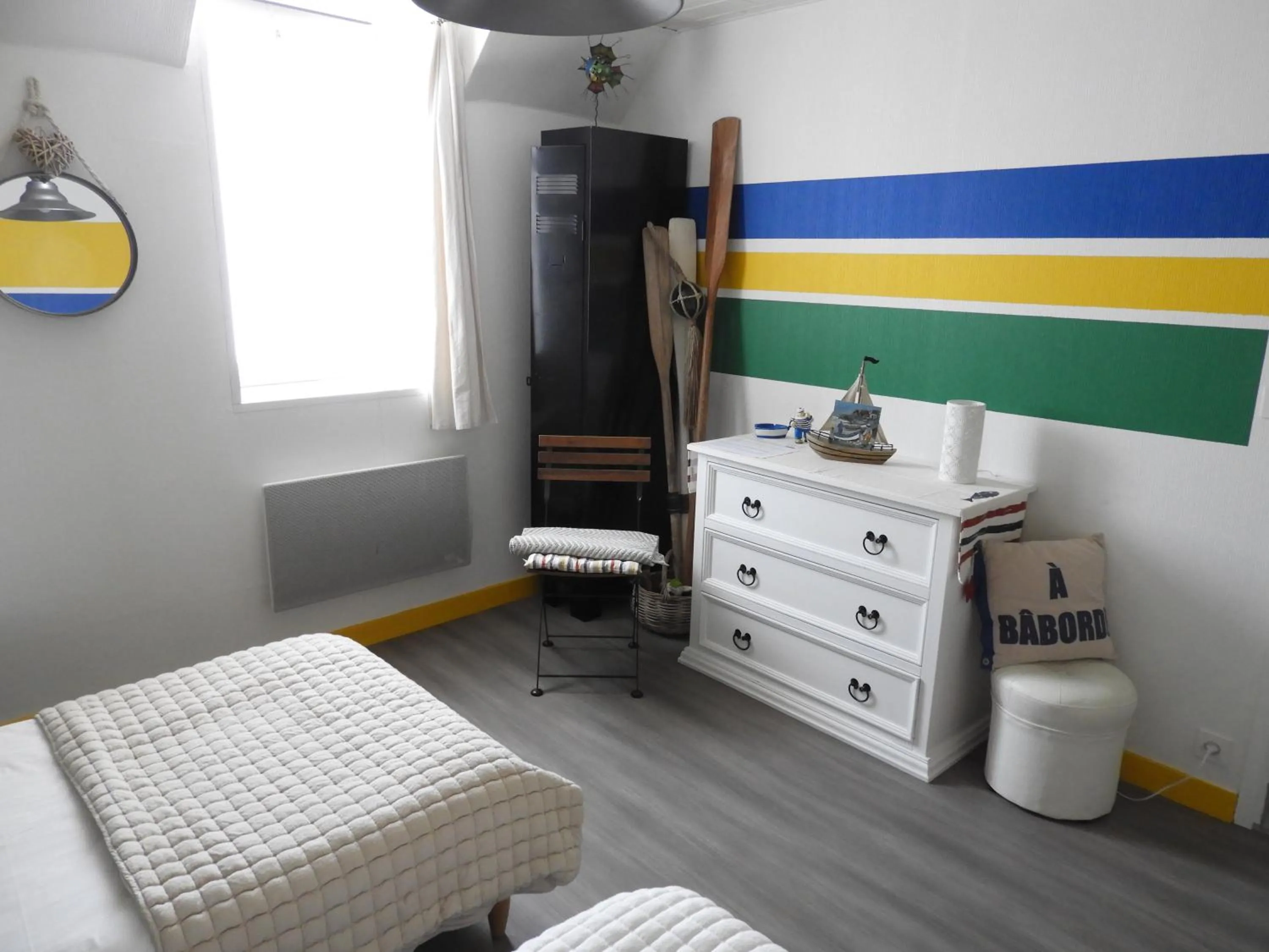 Bedroom, Bed in les volets bleus