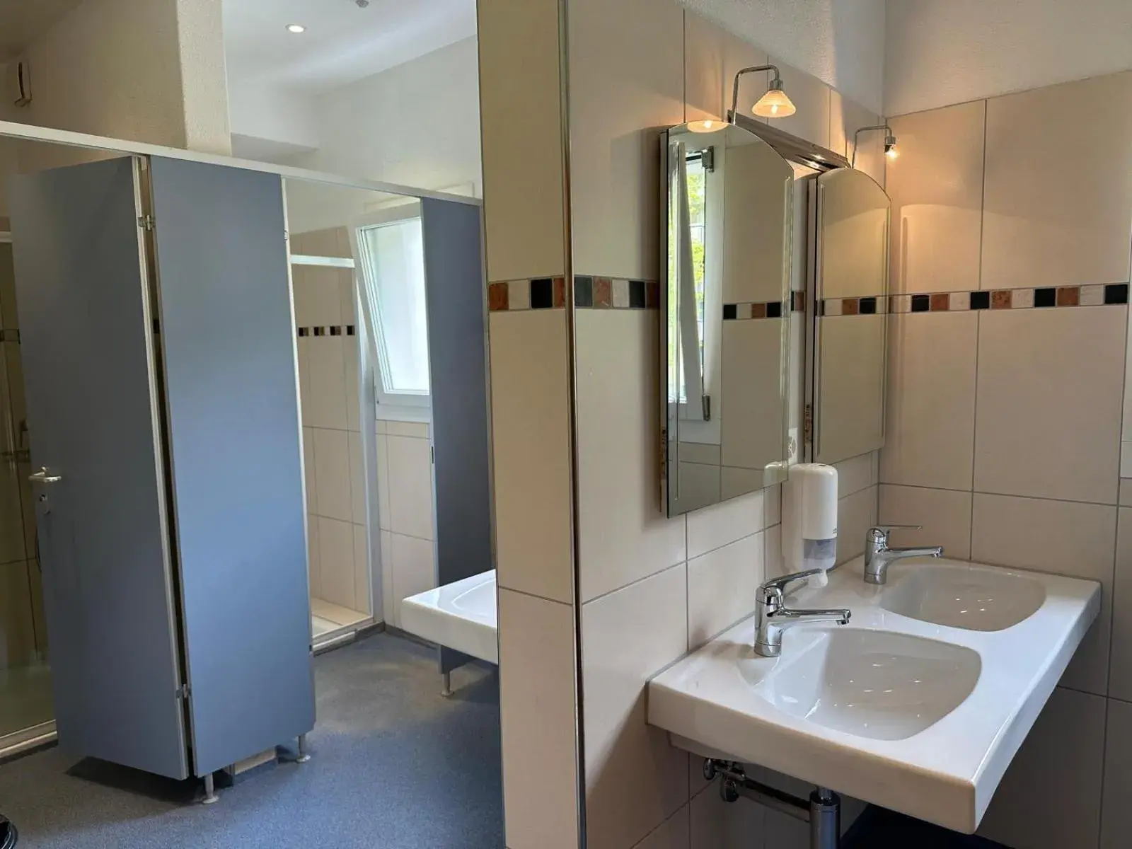 8-Bed Room with Shared Bathroom in Pension St. Jakob 8-Bed Room with Shared Bathroom in Pension St. Jakob