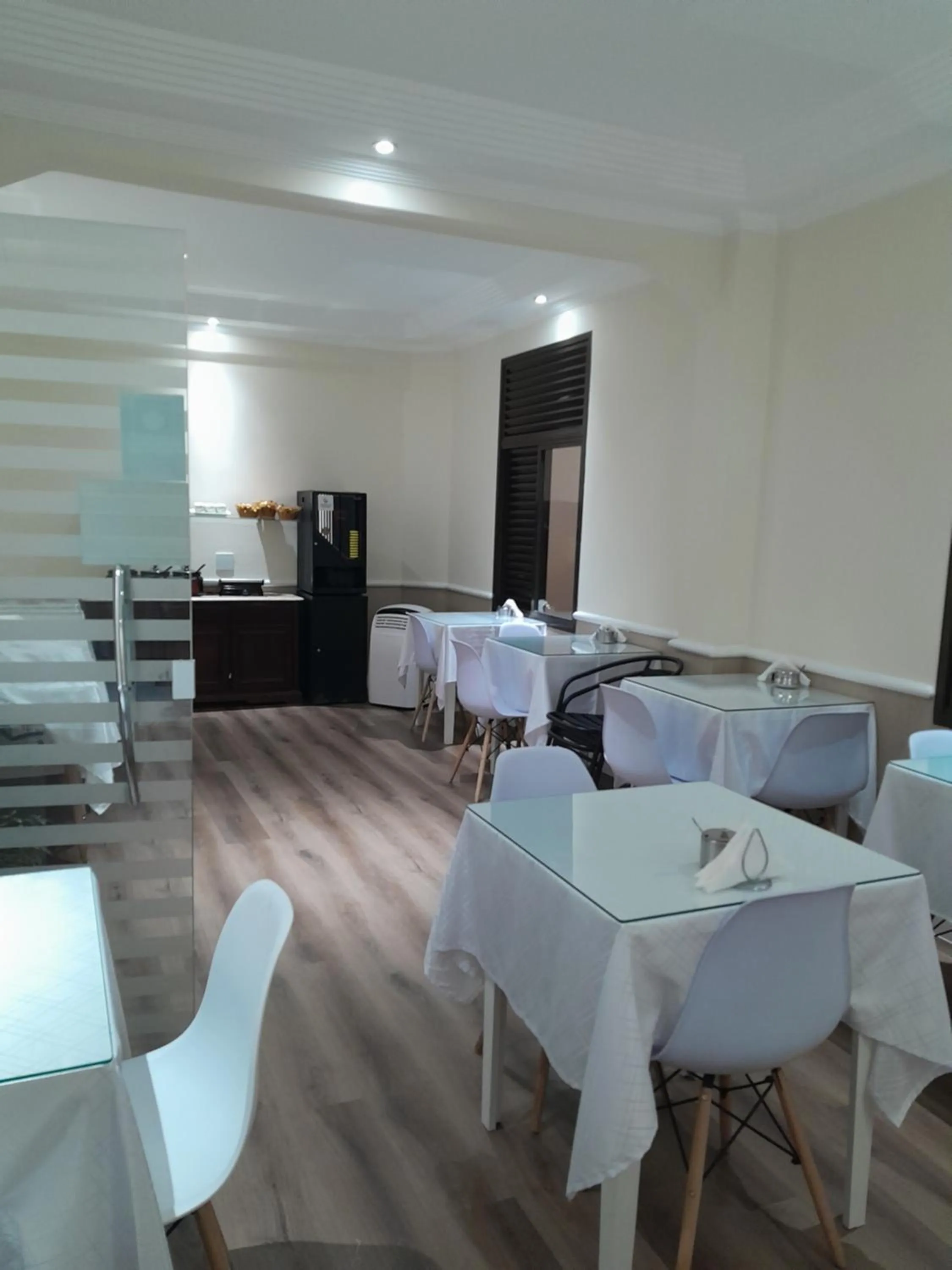 Restaurant/places to eat in Hotel Paris