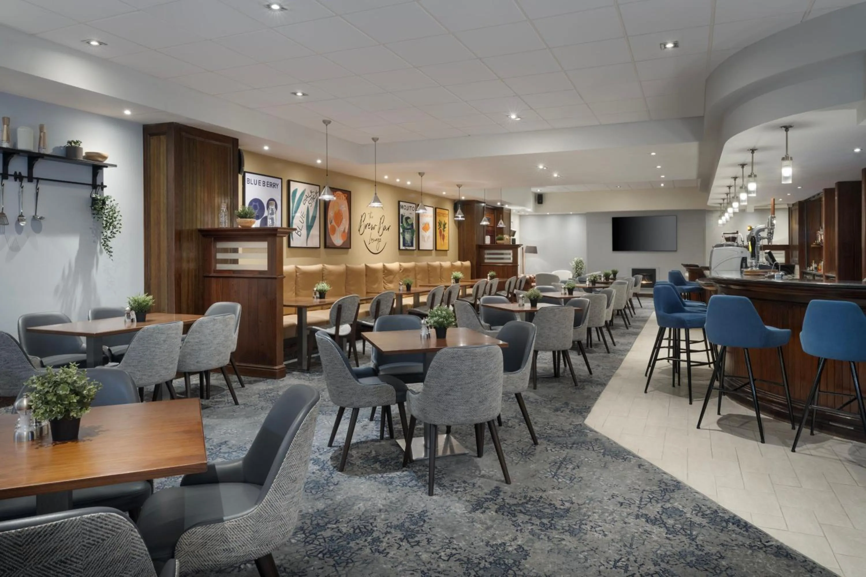 Lounge or bar in Delta Hotels by Marriott Heathrow Windsor