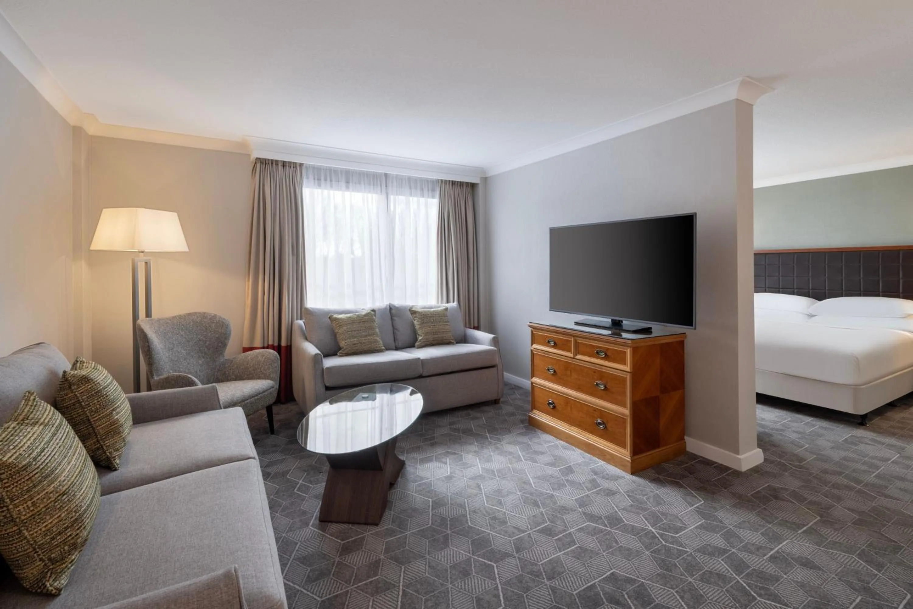Living room, Bed in Delta Hotels by Marriott Heathrow Windsor
