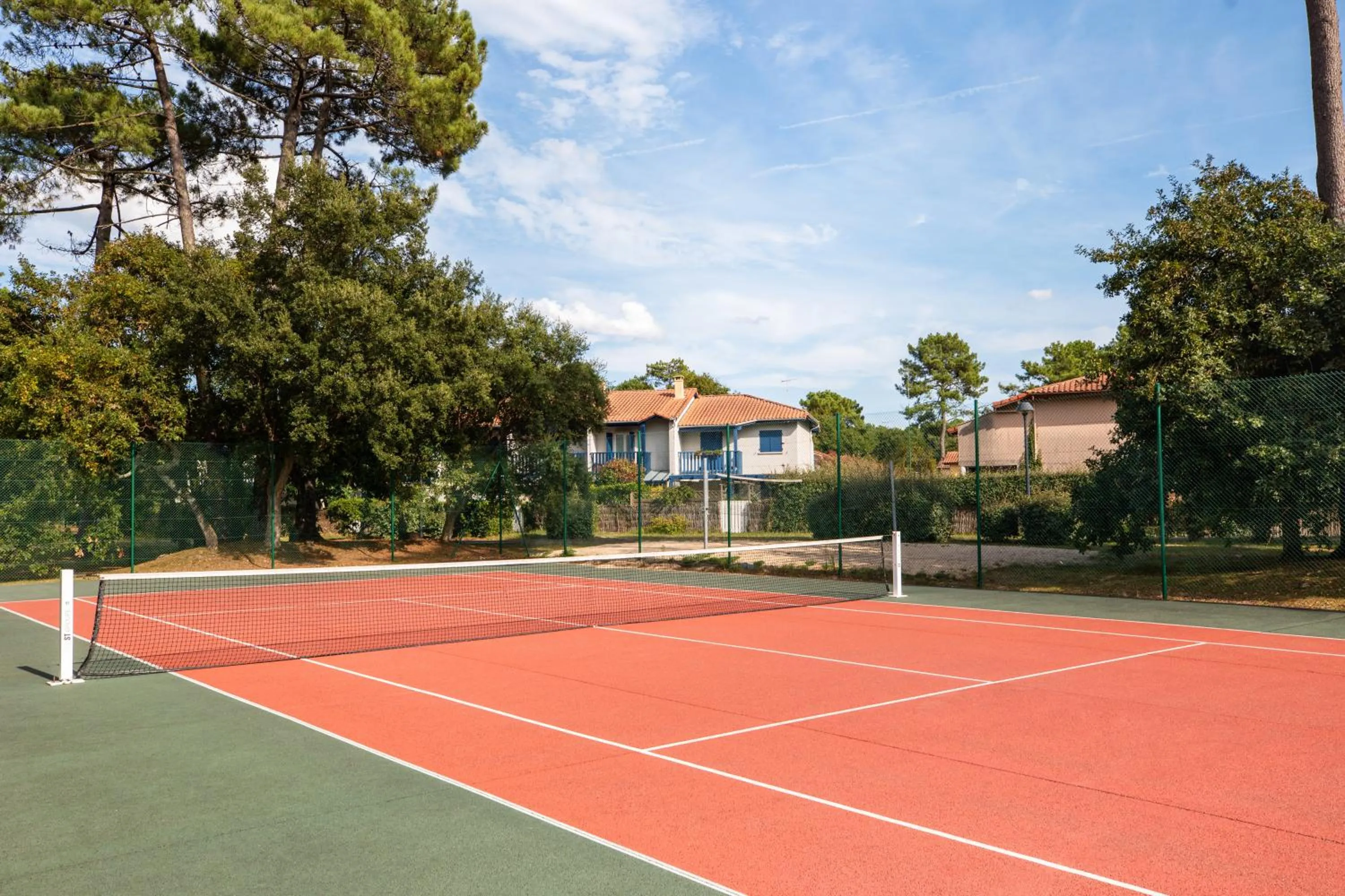 Tennis court in SOWELL Family Pignada Plage