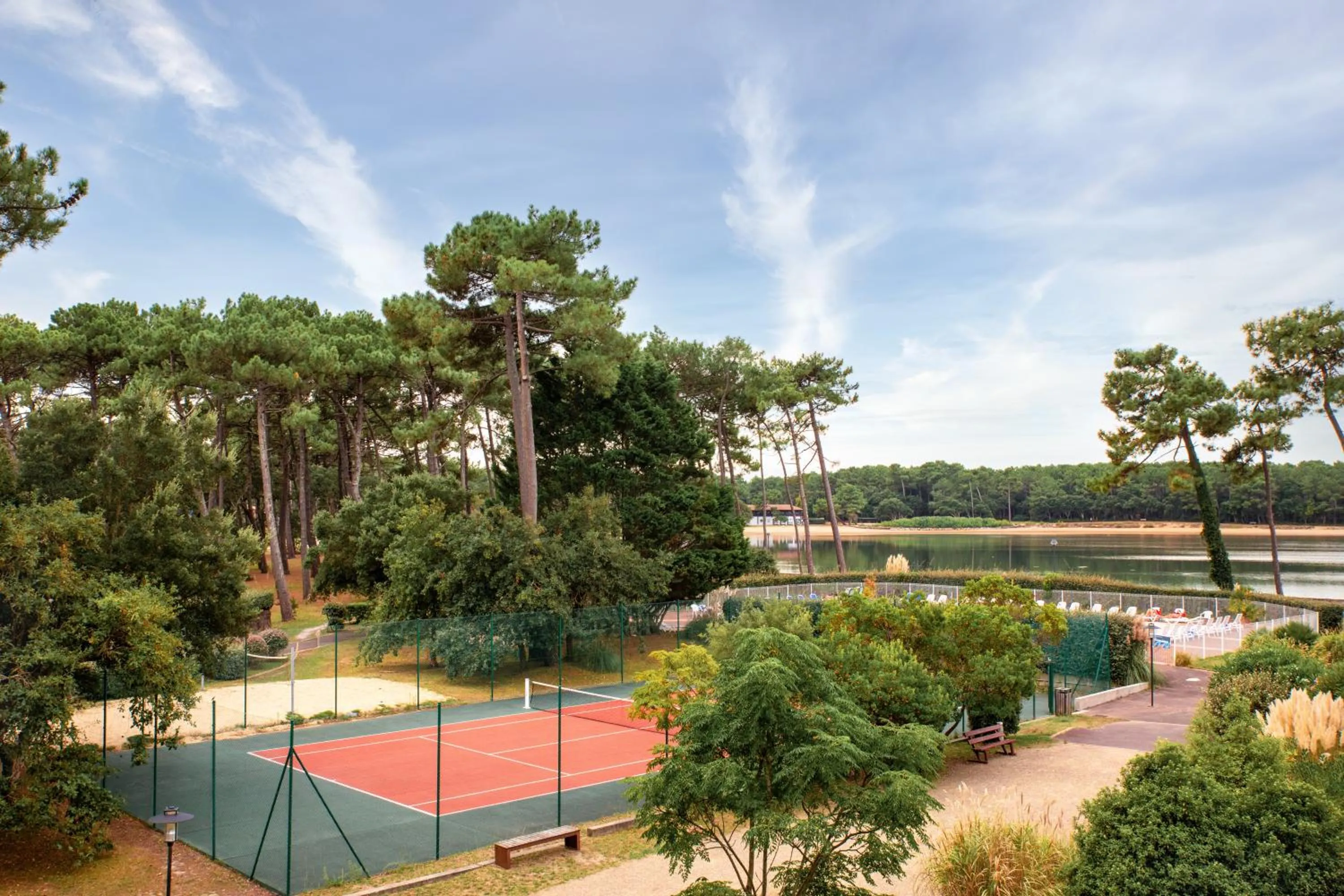 Tennis court in SOWELL Family Pignada Plage