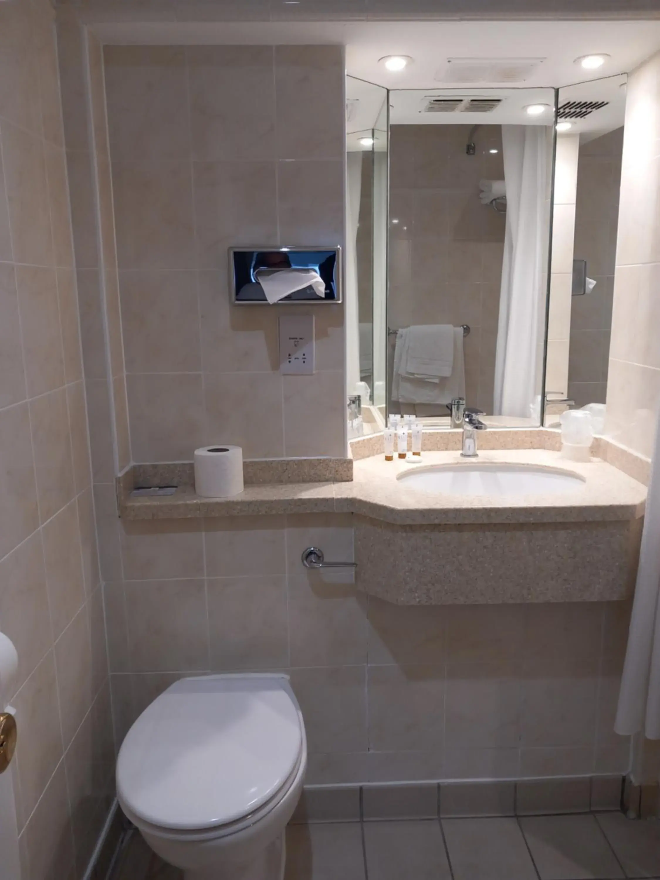 Bathroom in Grand Hotel Gosforth Park Bathroom in Grand Hotel Gosforth Park