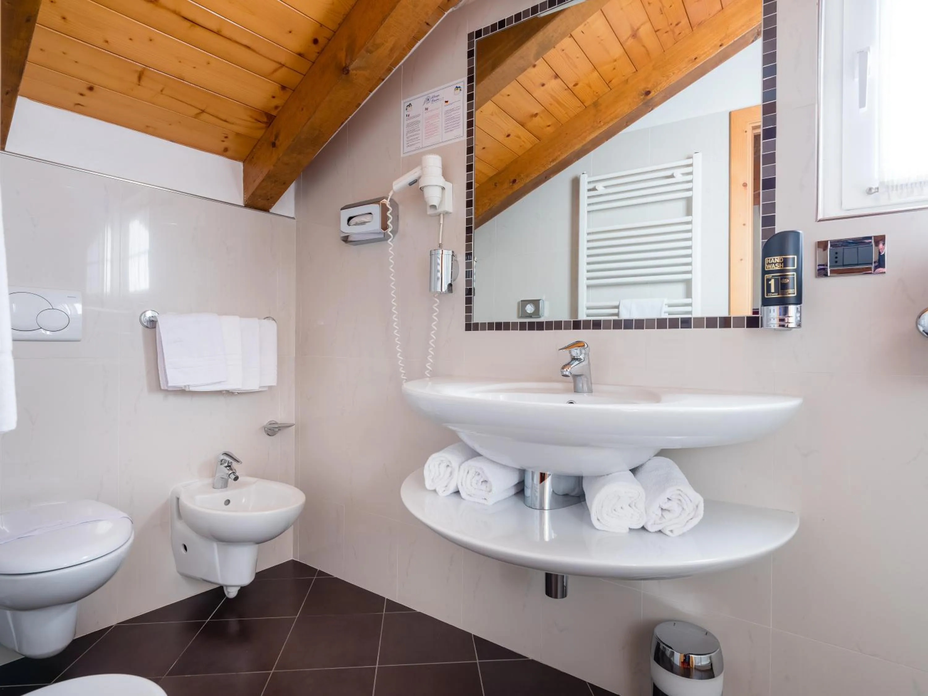 Shower in Albergo Dimaro Wellness Hotel