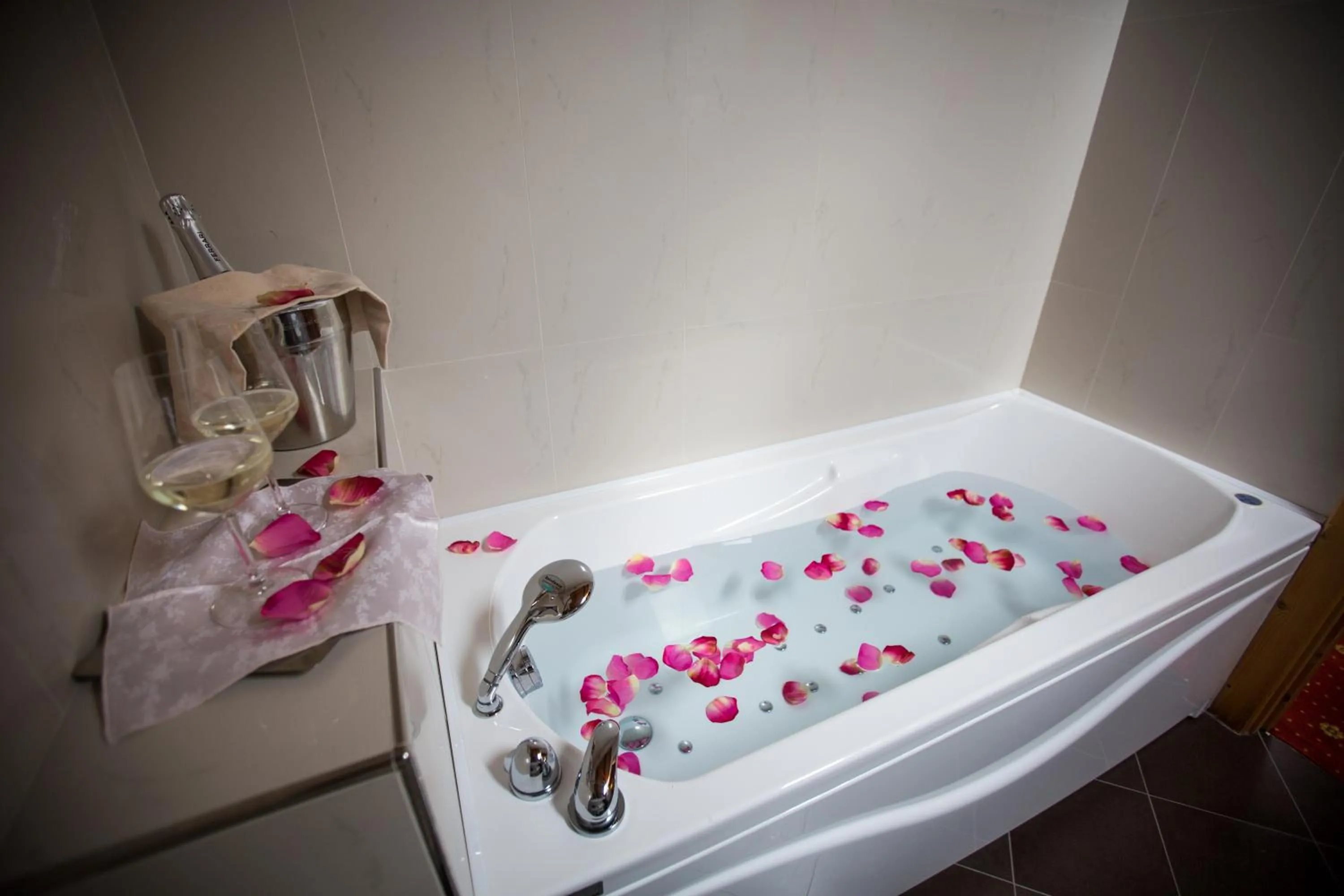 Hot Tub in Albergo Dimaro Wellness Hotel