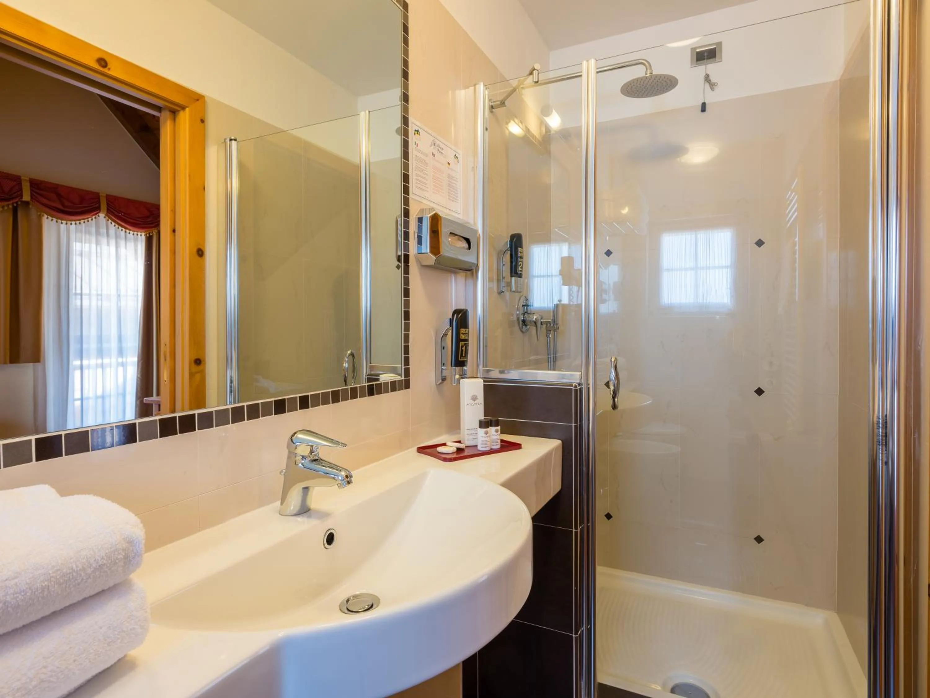 Shower in Albergo Dimaro Wellness Hotel