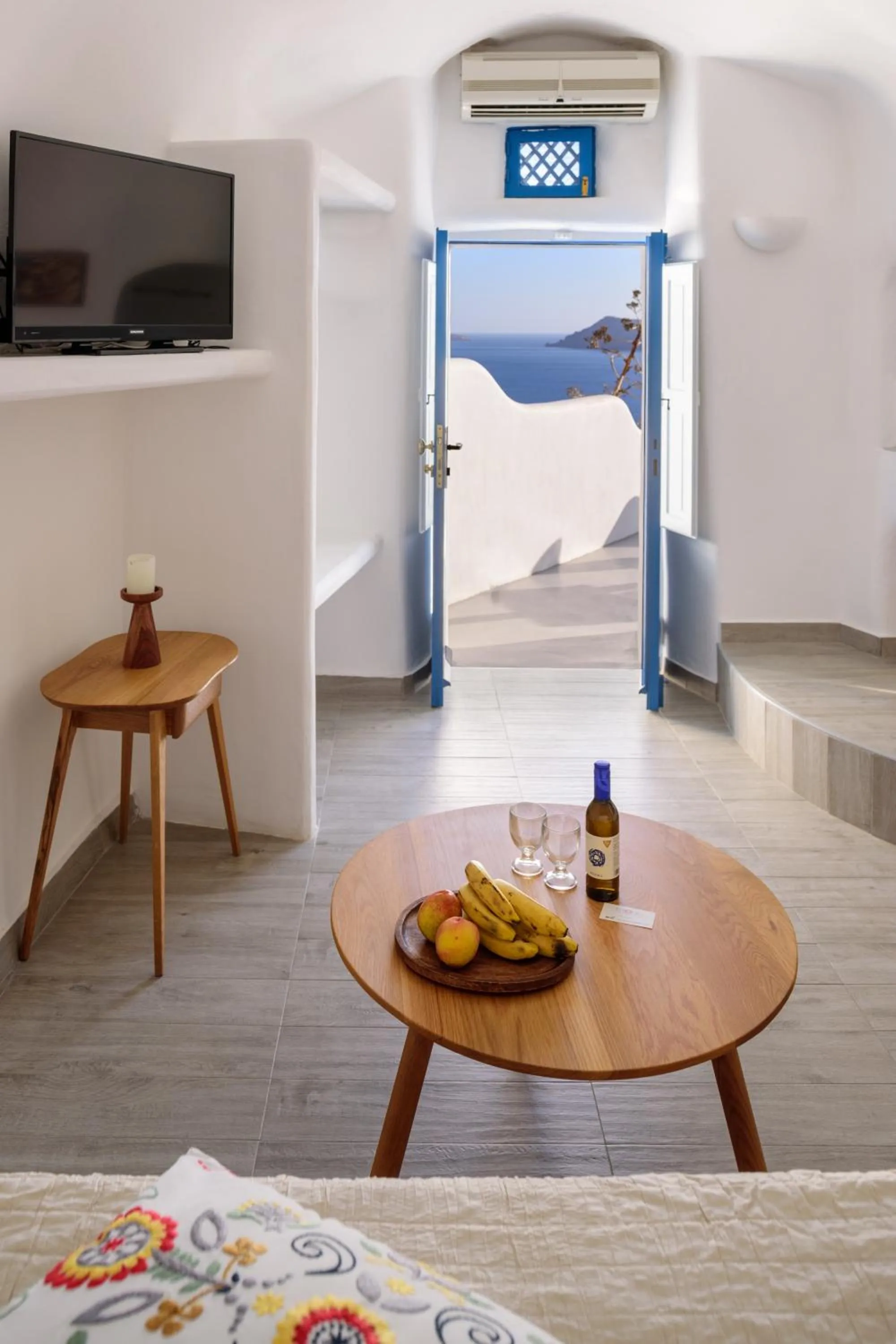 Photo of the whole room in Strogili