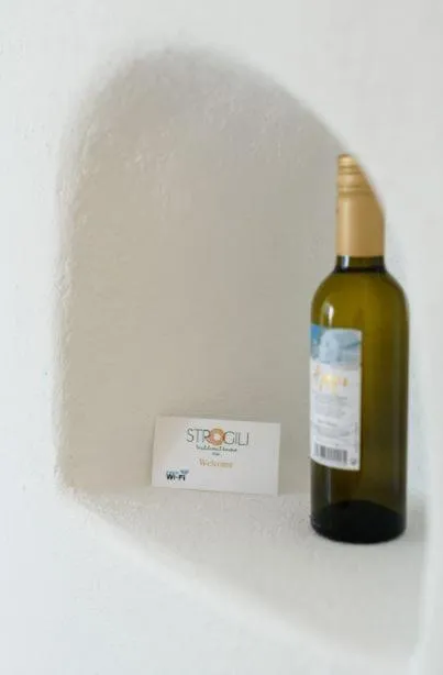 Text overlay in Strogili