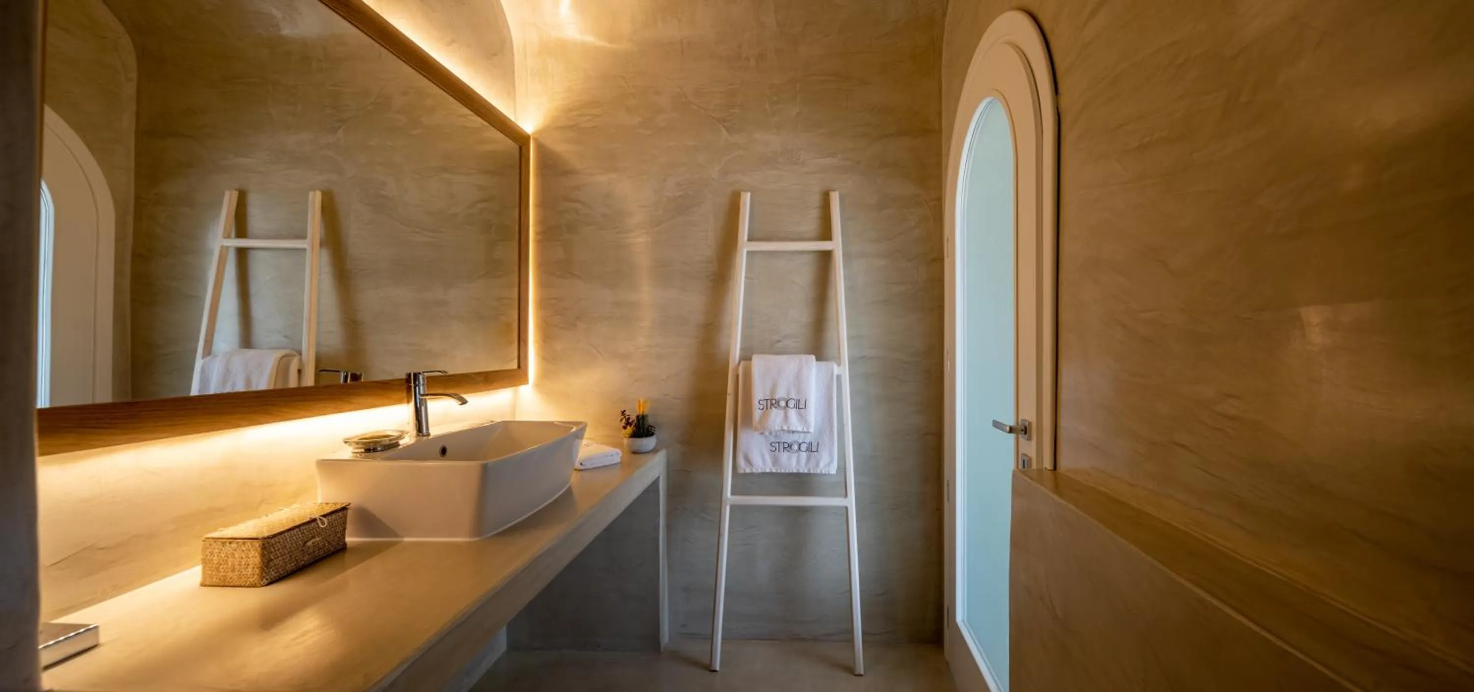 Bathroom in Strogili