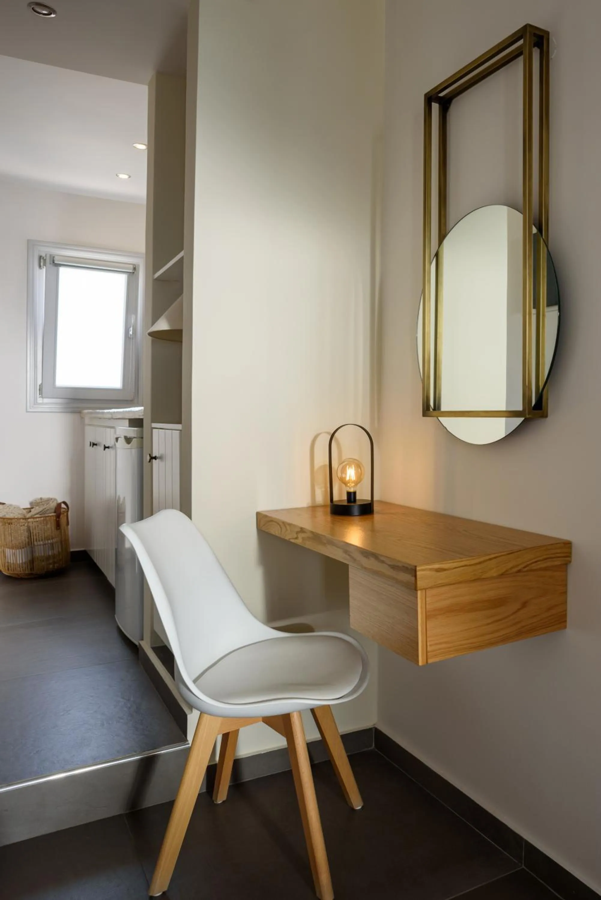 Text overlay in Strogili