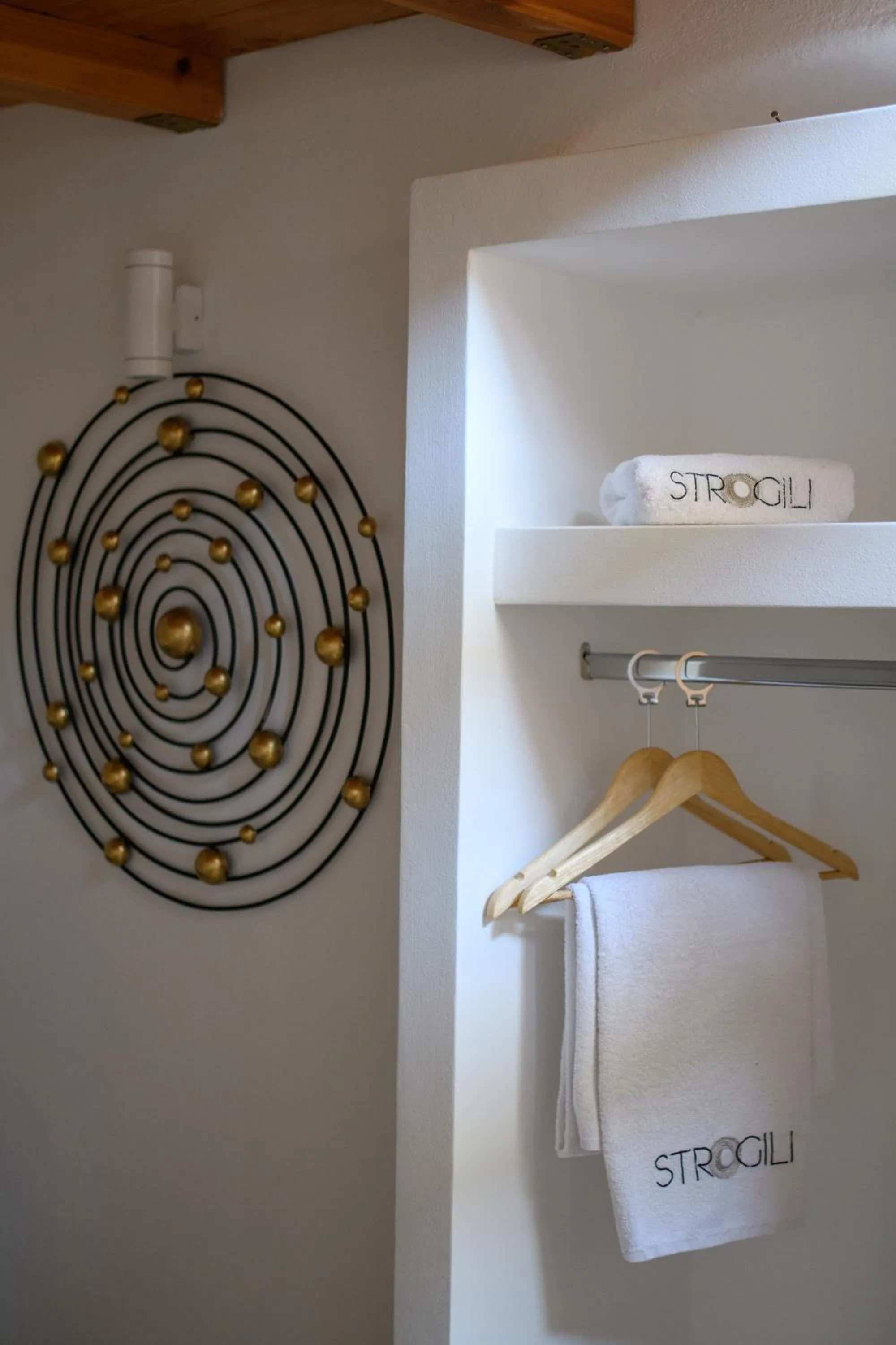 Text overlay in Strogili