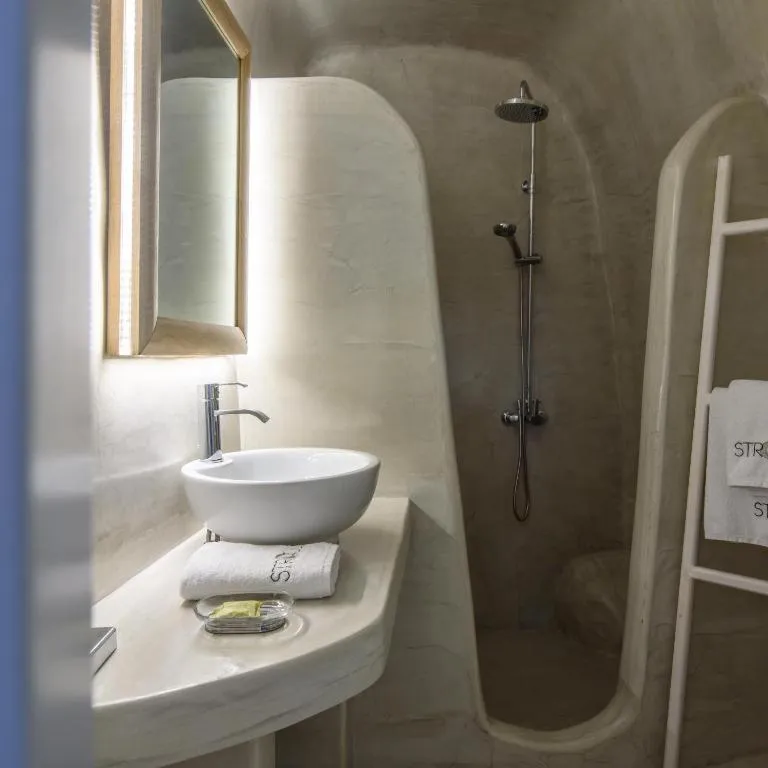 Bathroom in Strogili