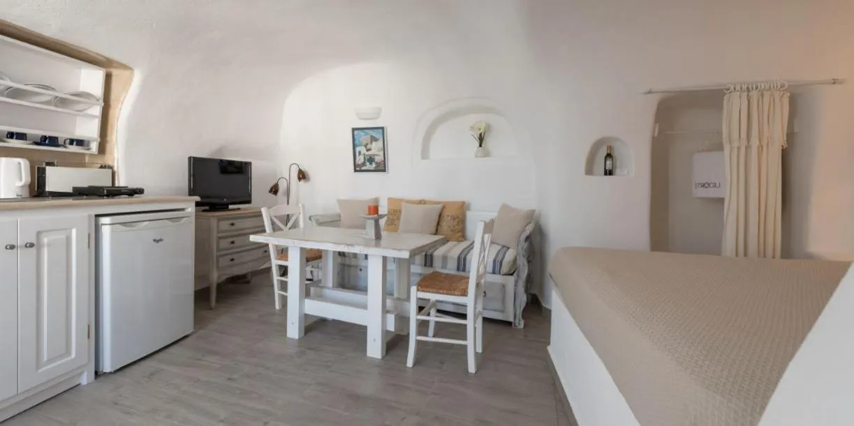 Photo of the whole room in Strogili