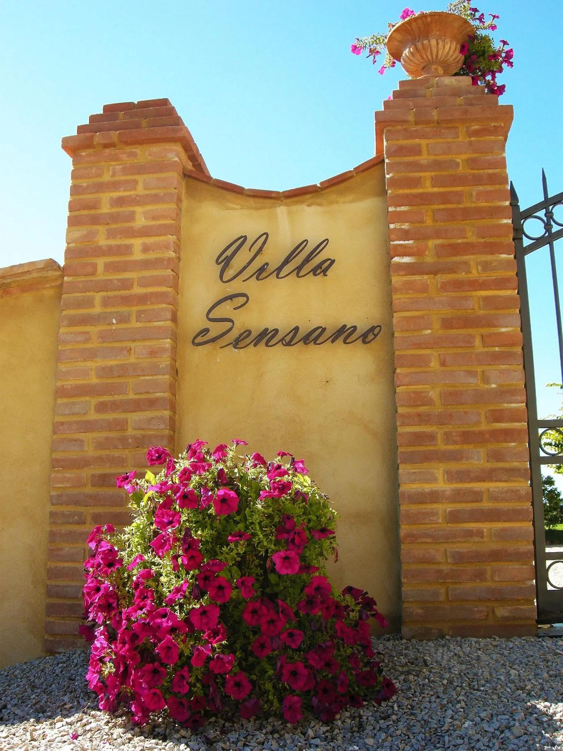 Facade/entrance in Relais Villa Sensano