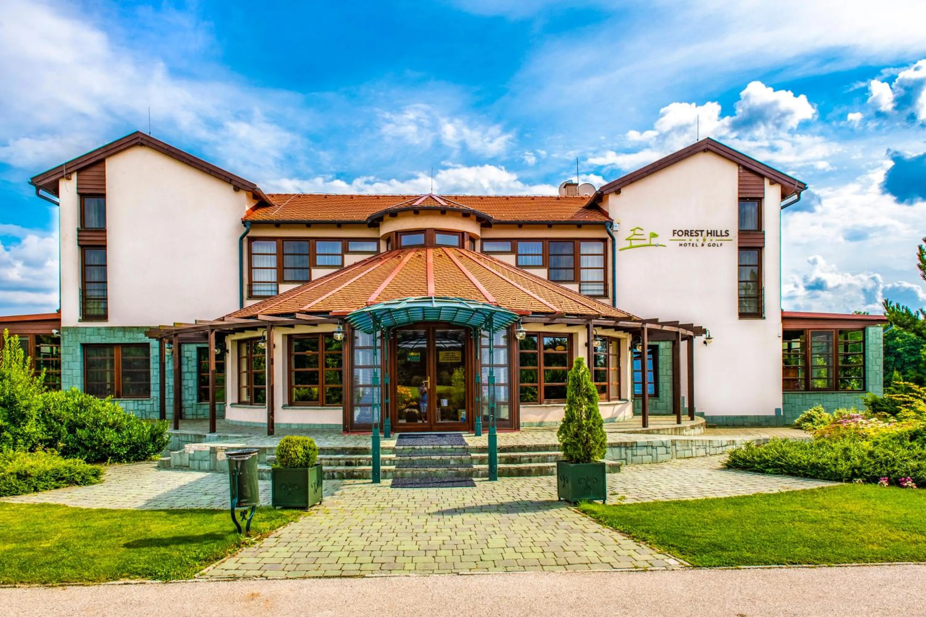 Property building in Hotel Forest Hills