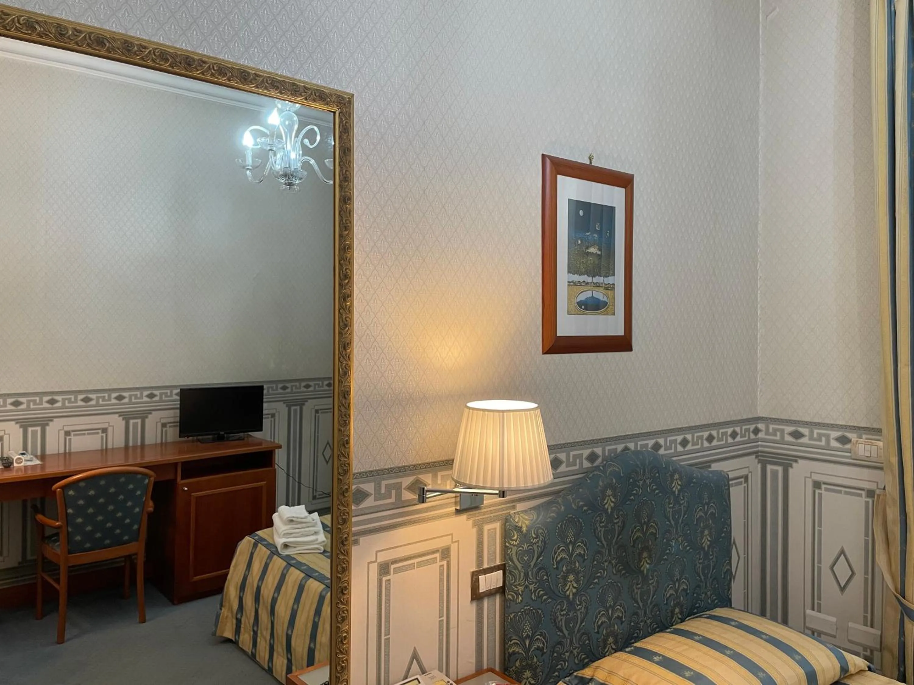 Photo of the whole room, Bed in City Hall