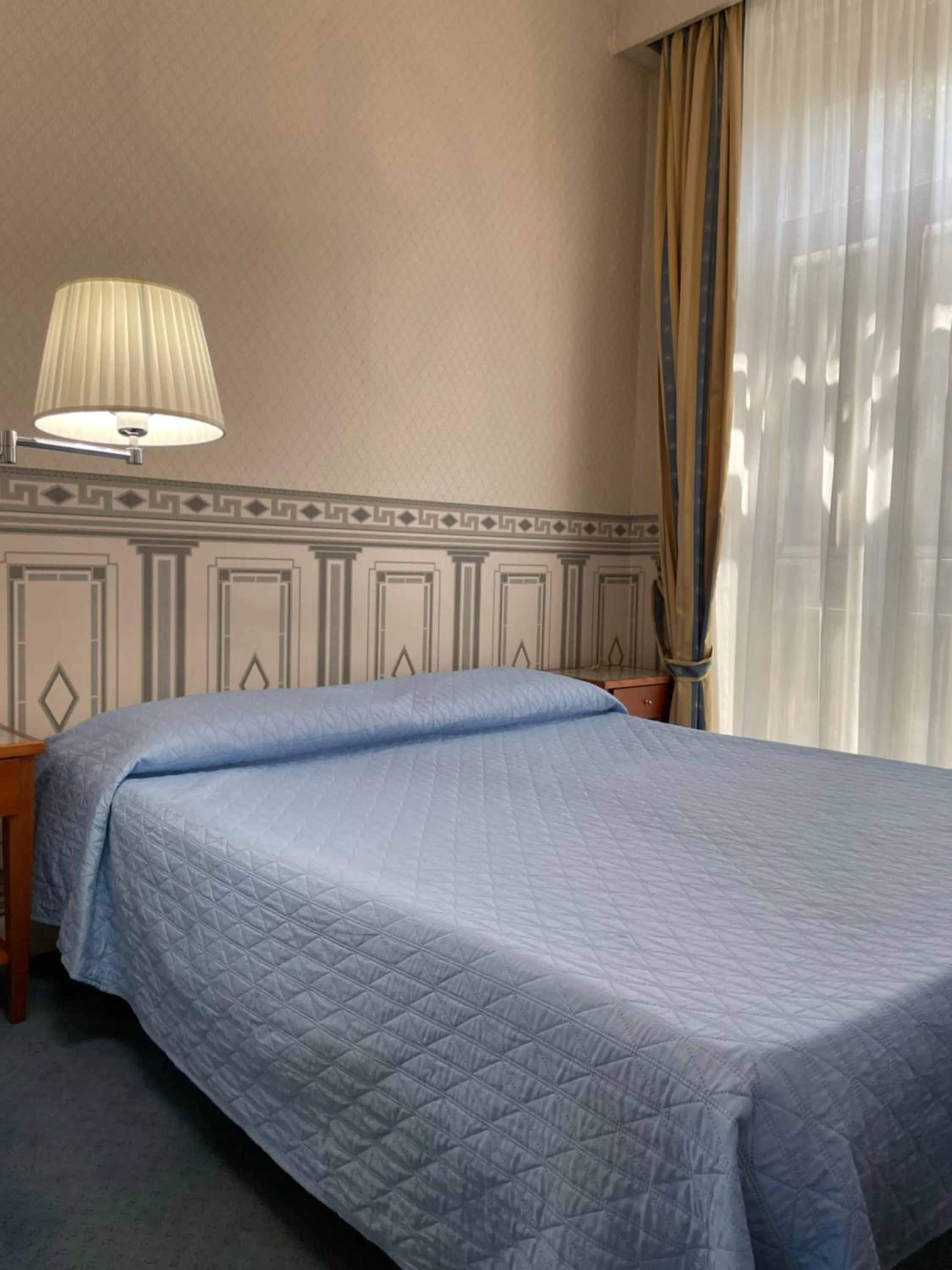 Photo of the whole room, Bed in City Hall