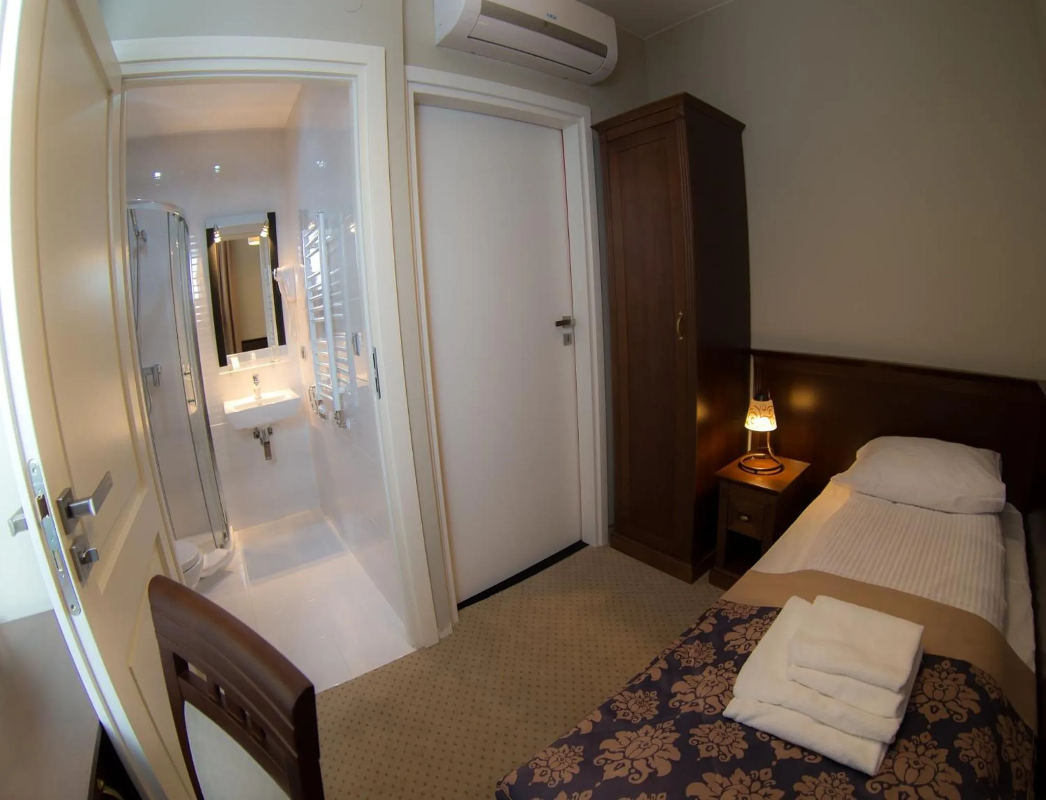 Photo of the whole room, Bed in Hotel Imperial Residence